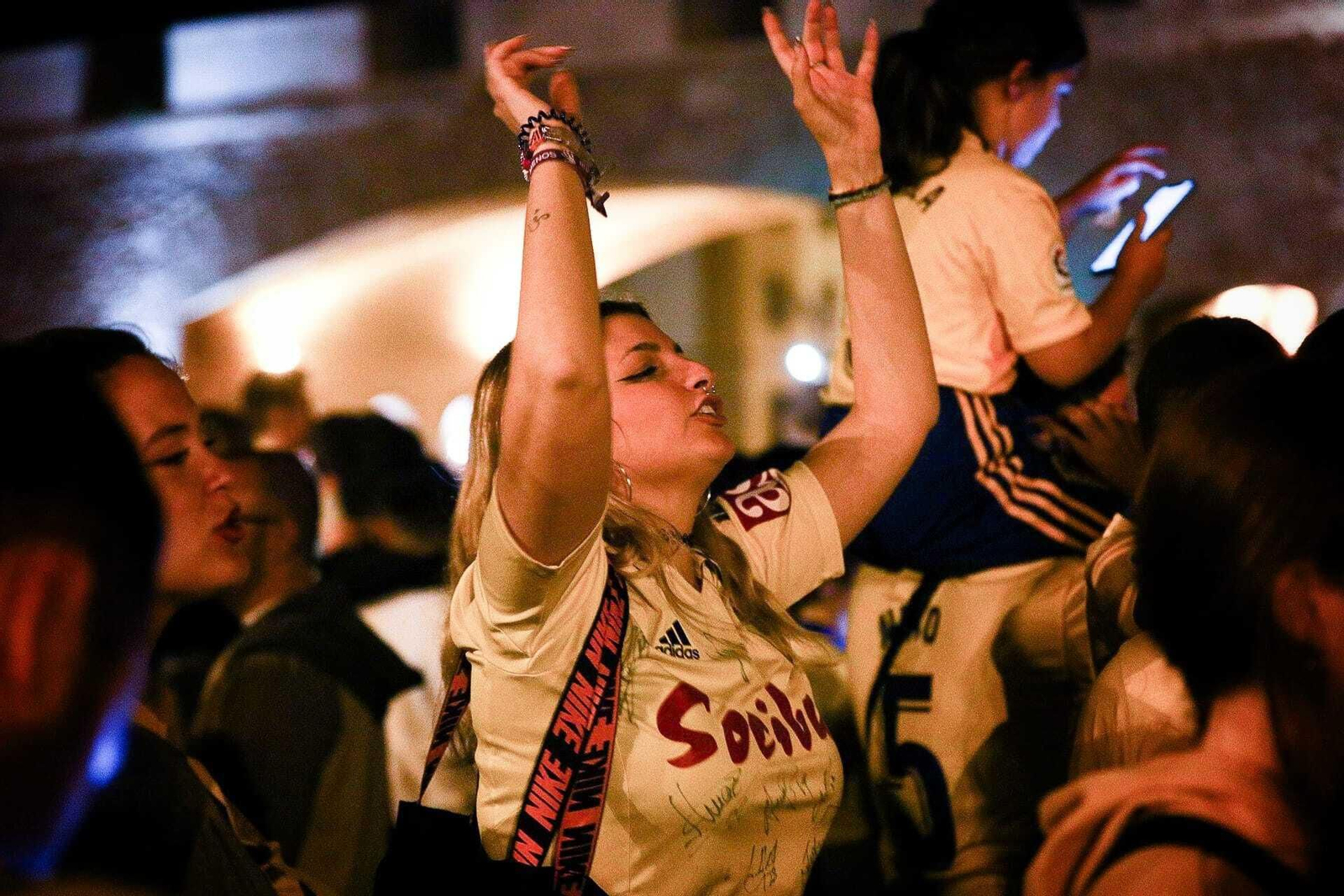 Aficionados del Cádiz celebran la permanencia en Puertas de Tierra.
