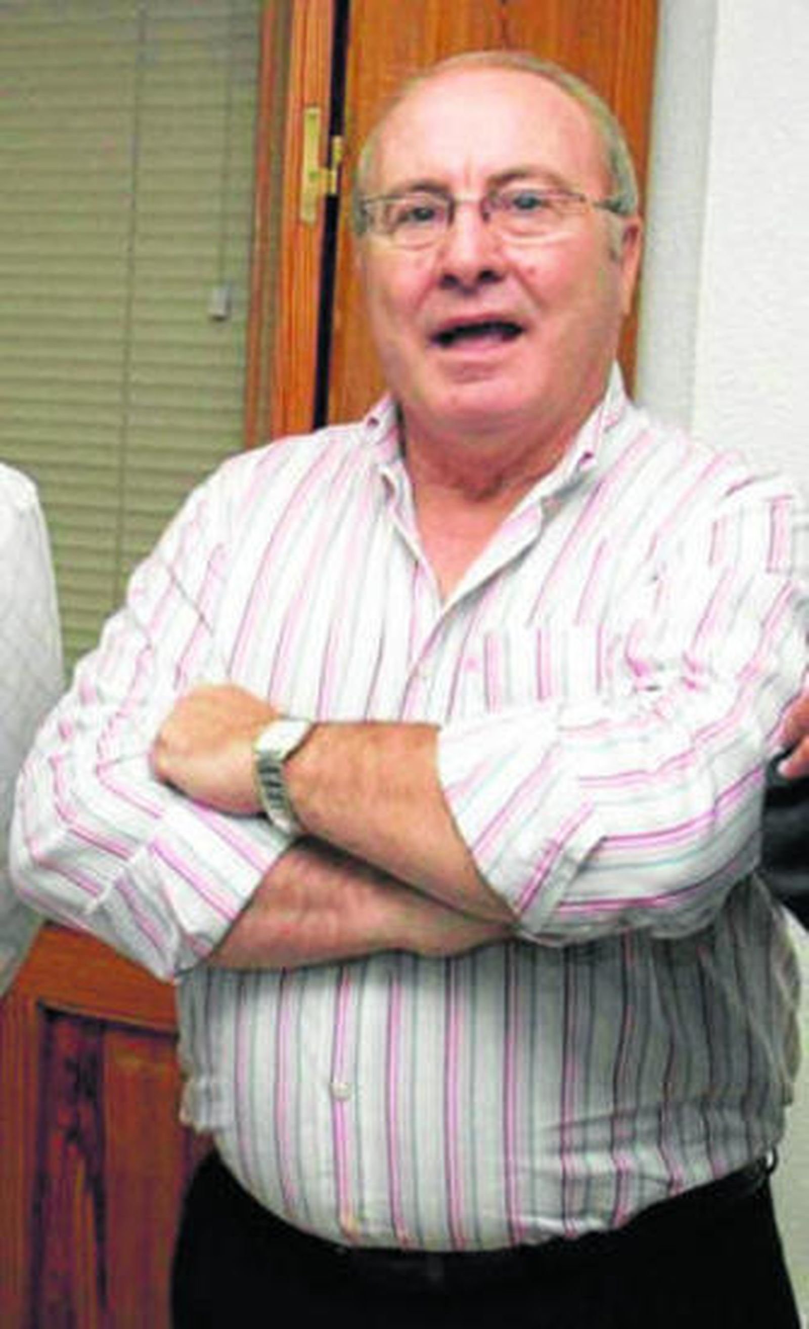 1. Felipe Quintana, primer 'Calabaza de Oro' de Rota que no reside en la Villa 2. El entrenador jerezano, en un banquillo. Con el Rota llegó a disputar la Copa del Rey 3. La ópera es su otra gran pasión: en la foto, junto al tenor Ismael Jordi y Paco Valenzuela, xerecista y también aficionado a la lírica.