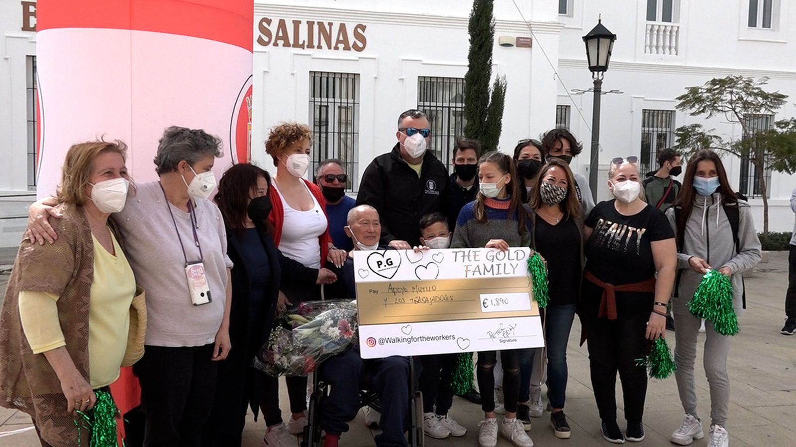 La asociación Apoyo Mutuo recoge la donación de manos de Peter Gold.