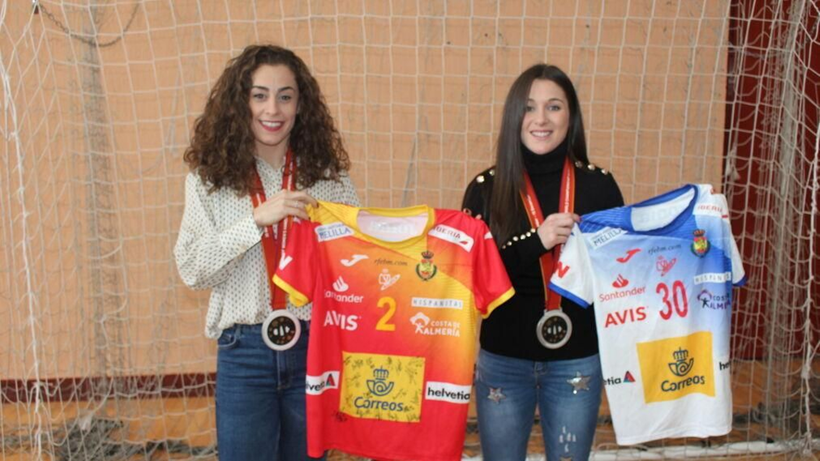 Marta López y Sole López posan con la medalla de plata del Mundial.