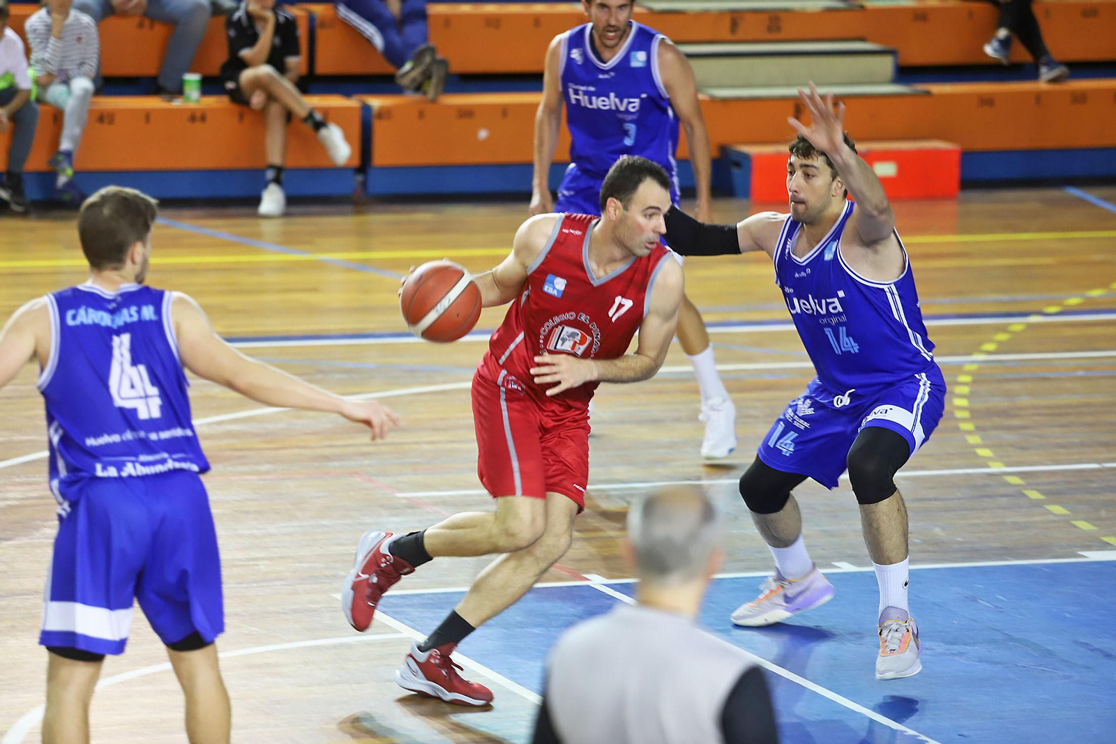 Imágenes del partido de baloncesto entre el Ciudad de Huelva y el Colegio El Pinar.