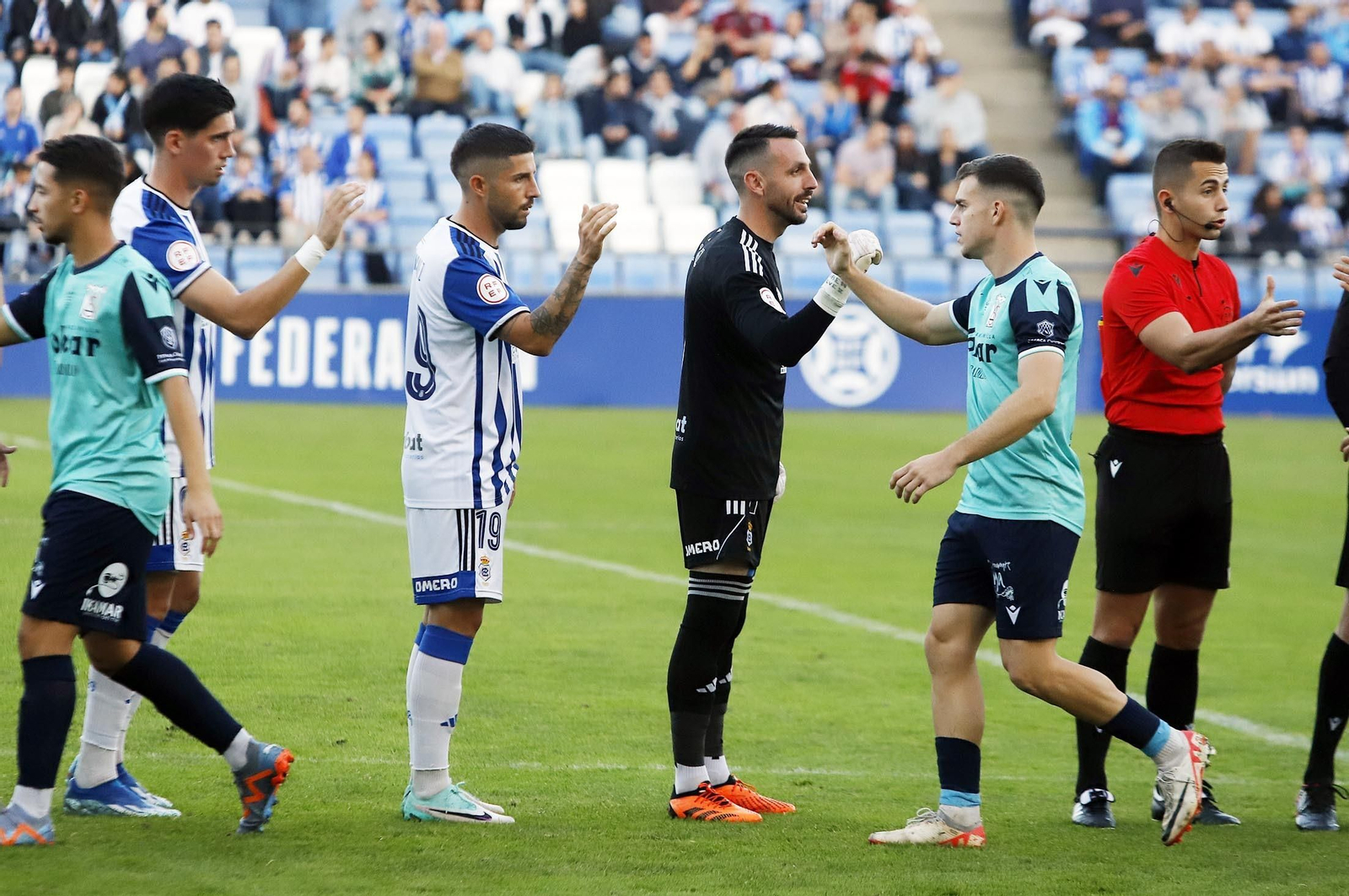 Gran ambiente en las gradas del Nuevo Colombino para el Recre-At Sanluqueño, en imágenes