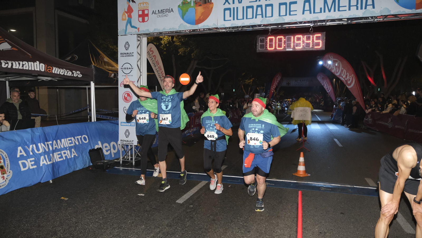 Imágenes de la XIV edición de la San Silvestre de Almería