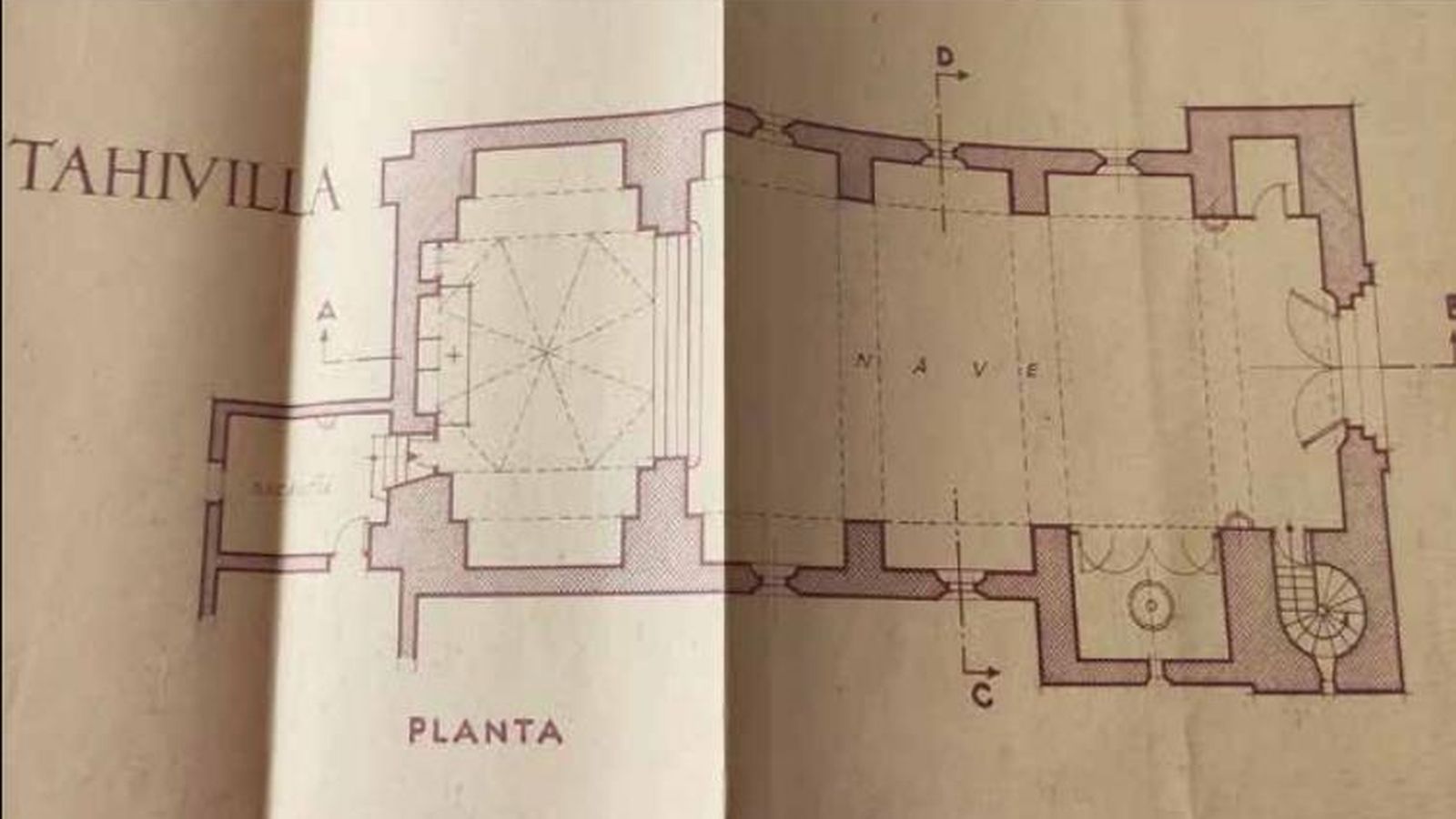 Planta de la iglesia de Tahivilla, conformada por una única nave rectangular cuyas alineaciones solo alteran la portada y la pequeña capilla bautismal tras ella. Fernando de la Cuadra, 1947. APFCI.