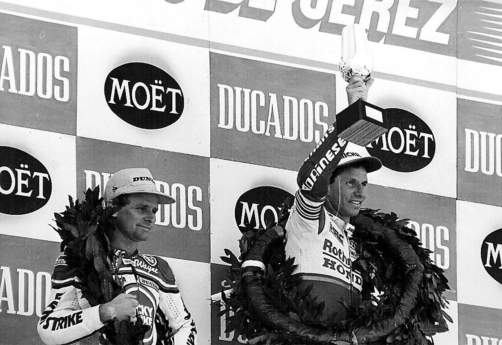 Wayne Rainey, en el podio de Jerez junto al gran Eddie Lawson en el GP de 1989. Wayne Rainey, en el podio de Jerez junto al gran Eddie Lawson en el GP de 1989.