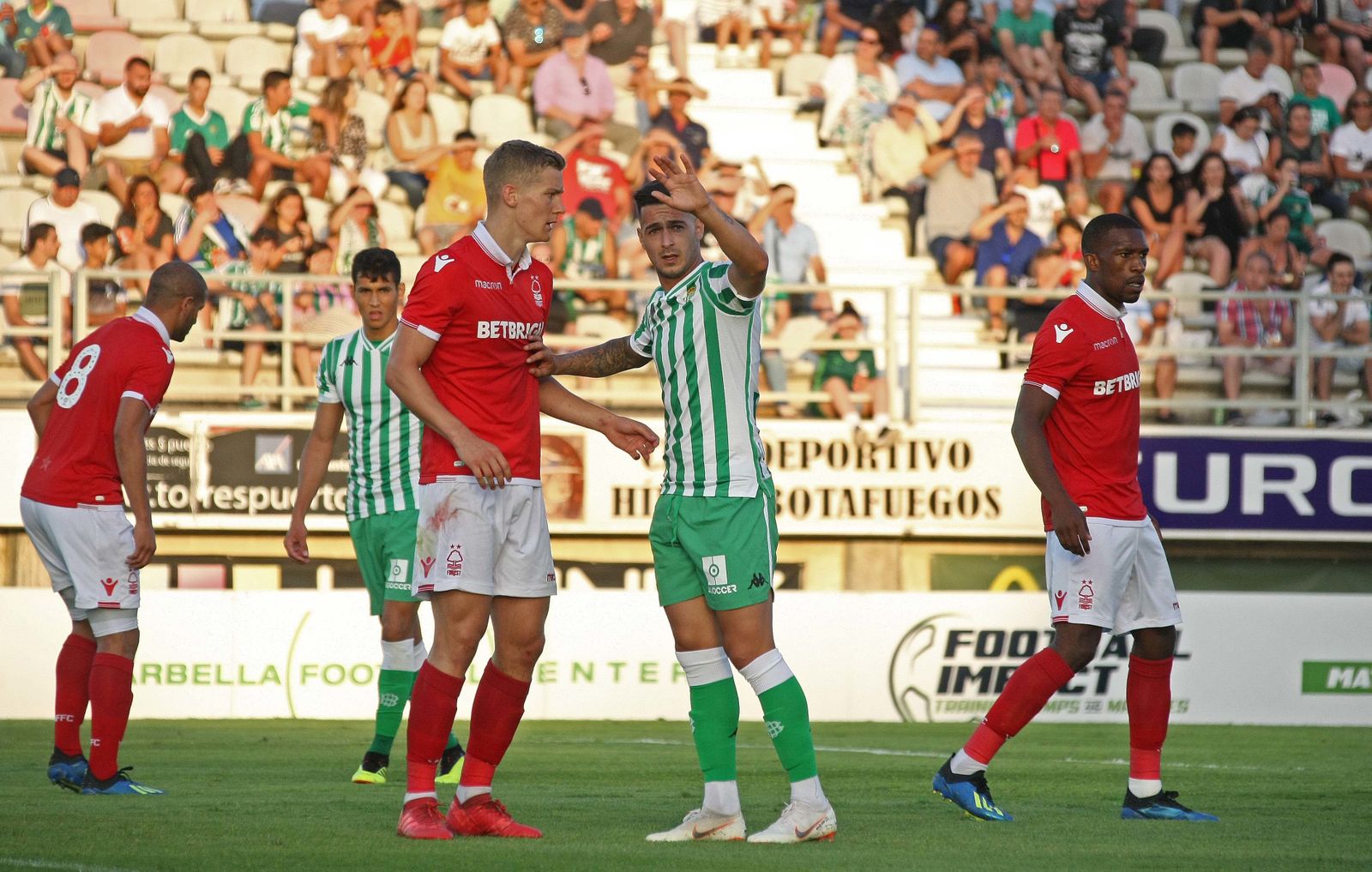 El amistoso Real Betis-Nottingham Forest, en imágenes