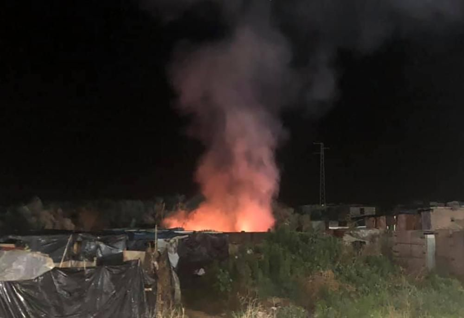 Las llamas de la chabola ardiendo.