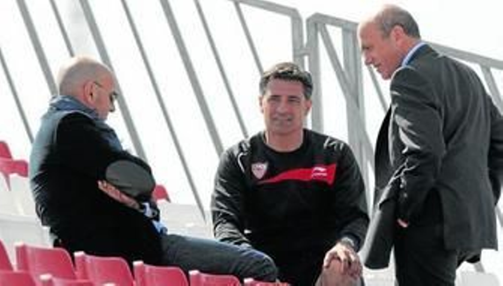 Monchi, Míchel y Del Nido charlan en la ciudad deportiva.