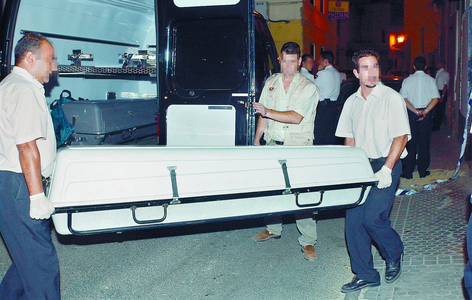 Levantamiento del cadáver en la calle Matahacas, el 5 de octubre de 2004.