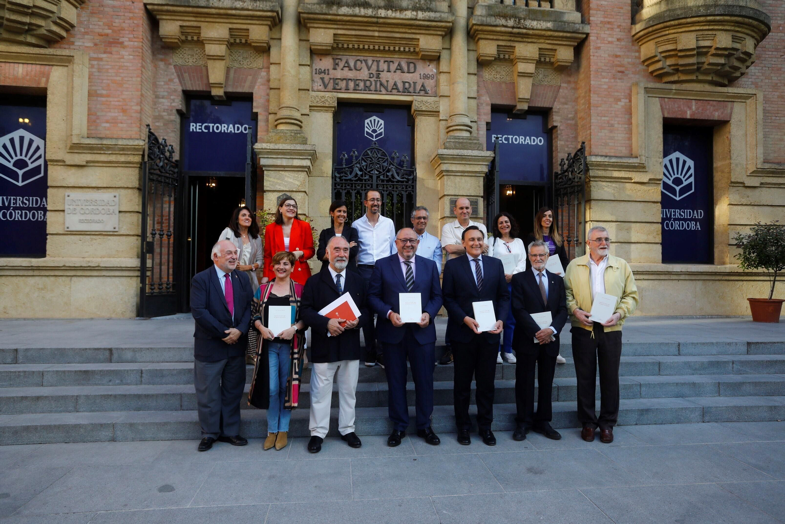 Los autores posan con el libro ante la fachada del Rectorado de la UCO.