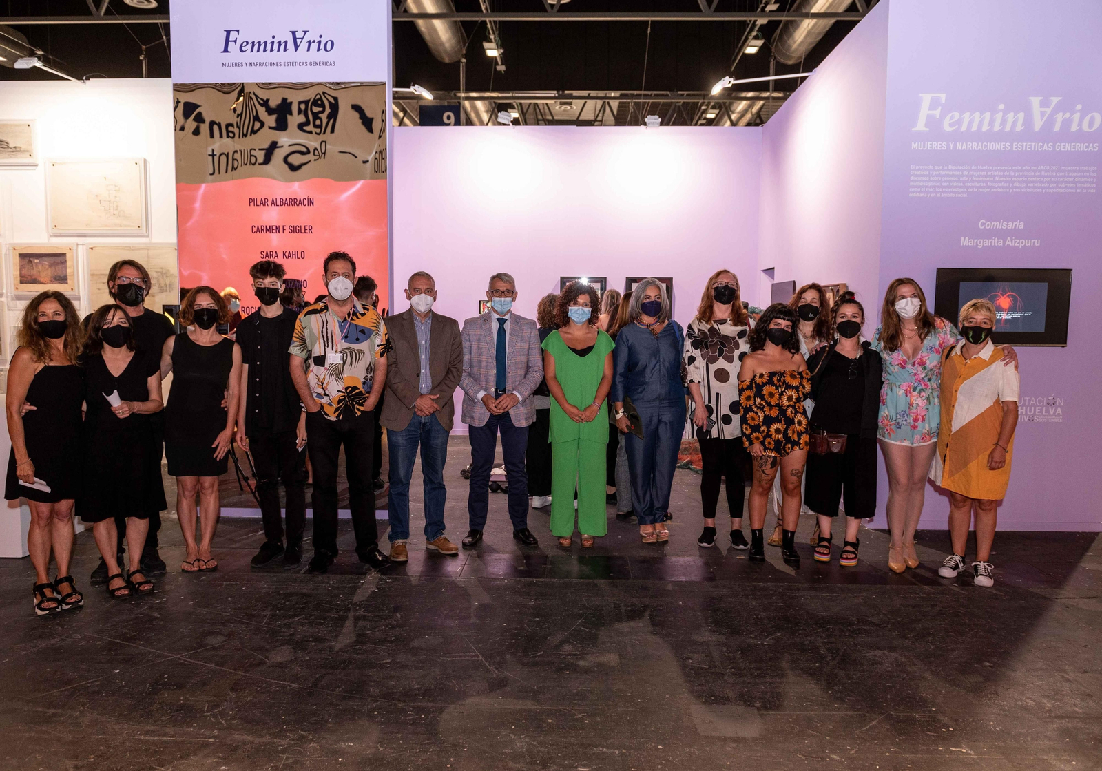 Foto de familia frente al stand onubense