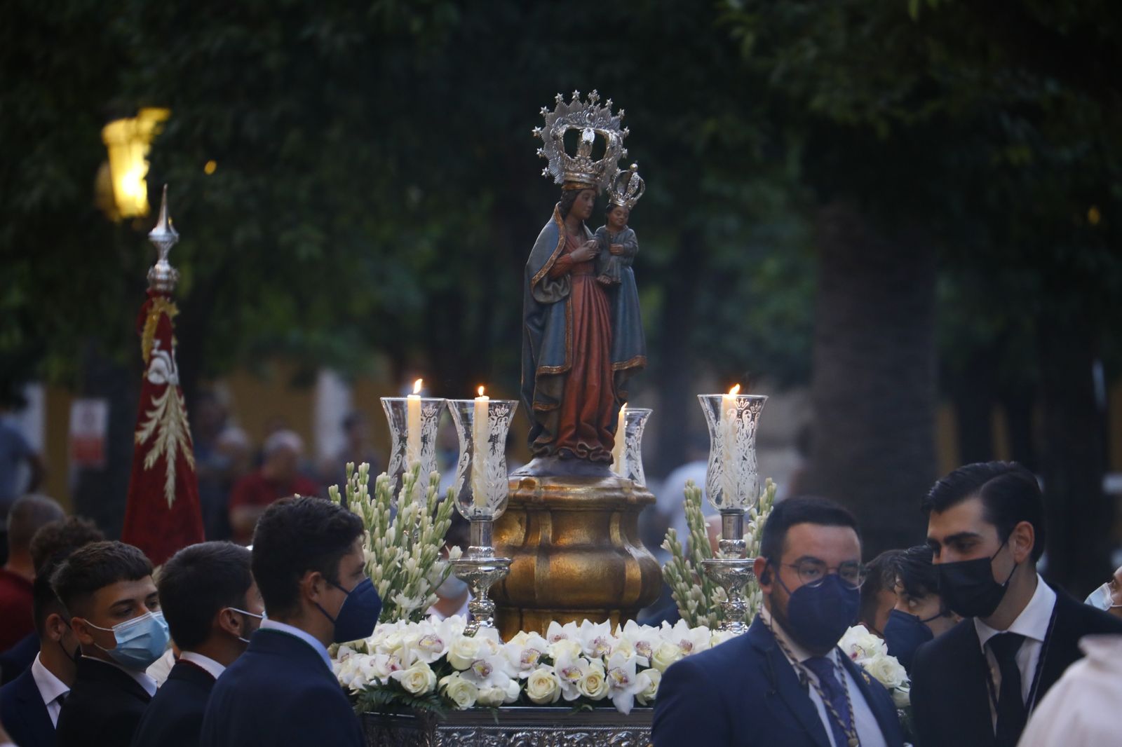 El vía lucis con la Virgen de la Fuensanta en el Patio de los Naranjos, en imágenes