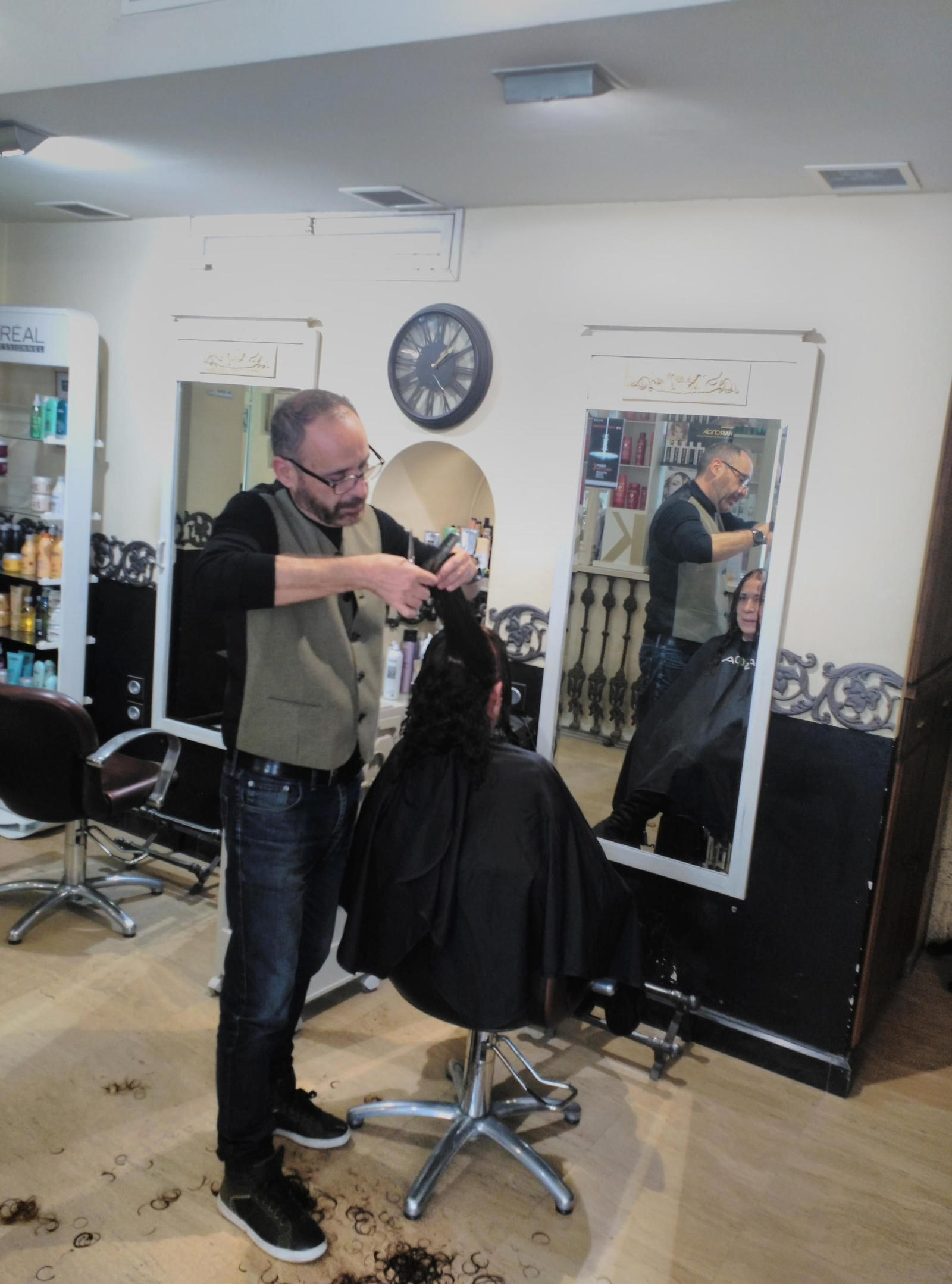 Las peluquerías se entremezclan con salones de estética en la Calle Mayor y gabinetes de belleza