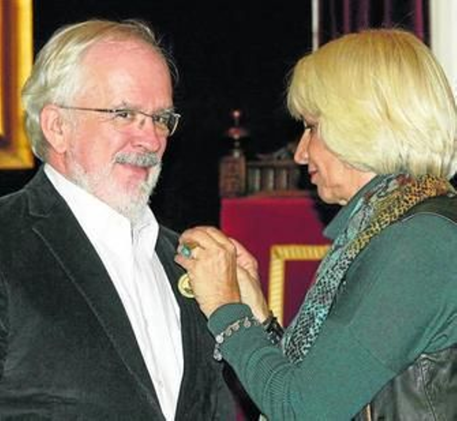 Momento en el que Teófila Martínez condecora a Antonio Fraguas, Forges.