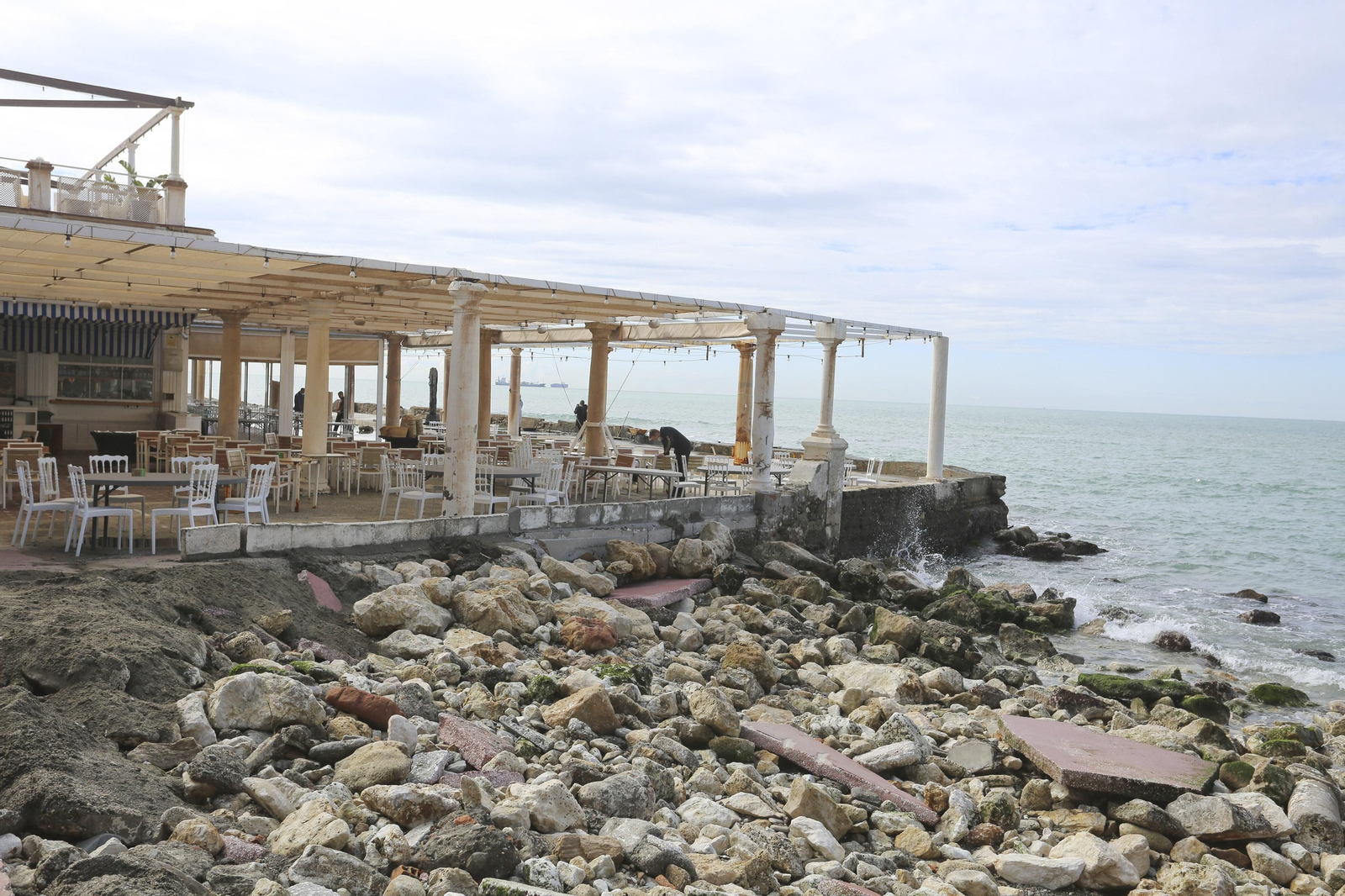 Las fotos de los trabajos en los paseos marítimos y chiringuitos de Málaga para paliar los efectos del temporal