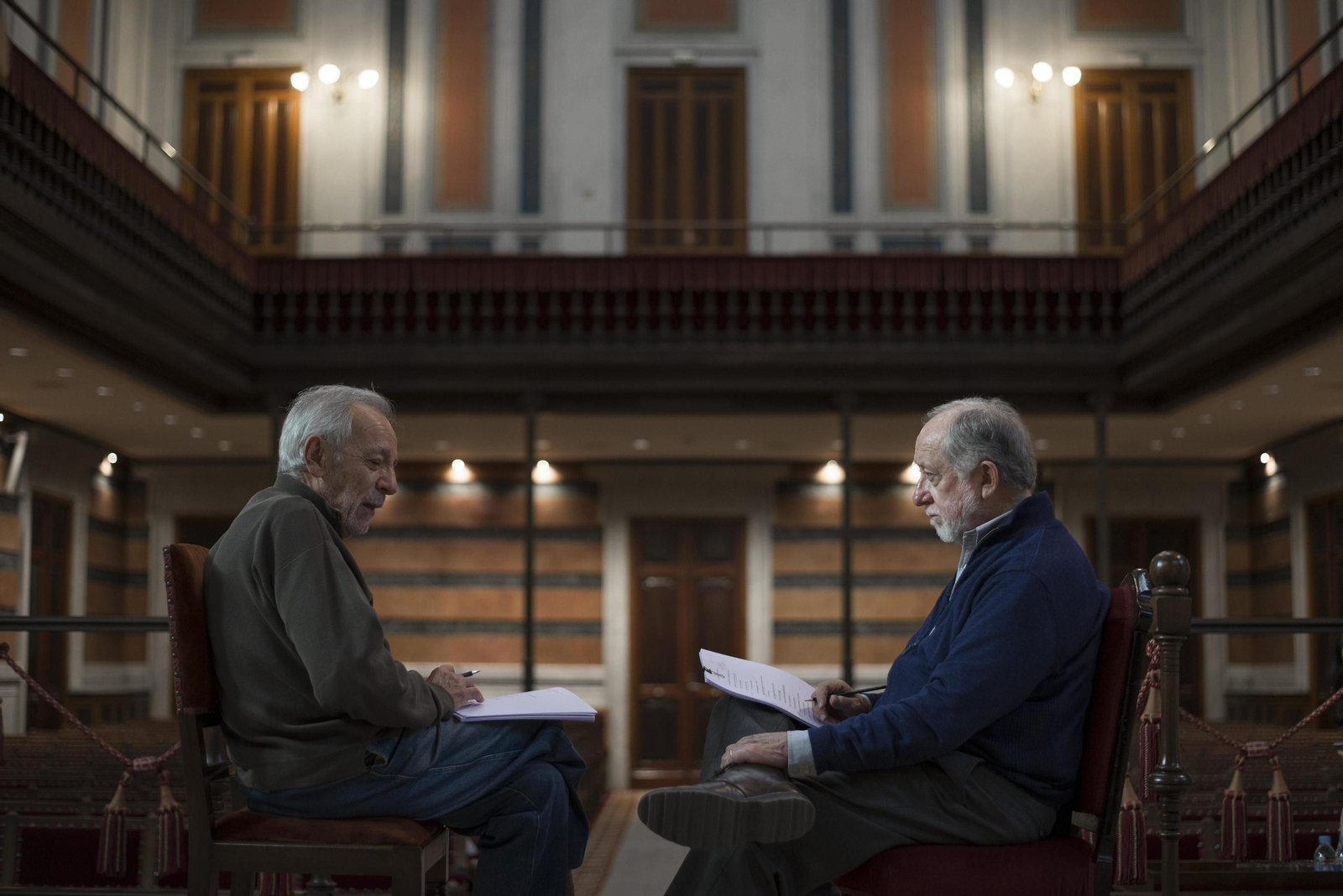 José Luis Gómez y Luis Peirano, sentados frente a frente, durante el ensayo del viernes pasado en la RAE.
