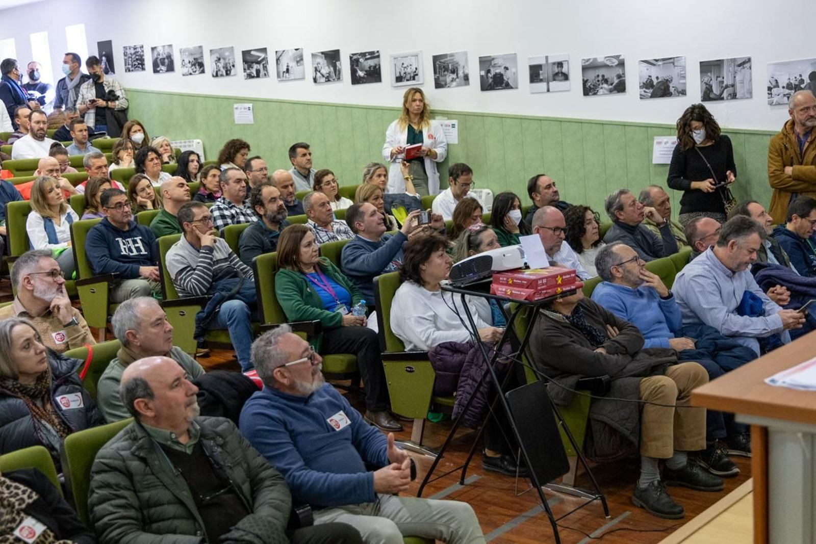 Encierro y asamblea convocado por CCOO, Satse, CSIF y UGT para denunciar el incumplimiento de los acuerdos en materia sanitaria por parte de la Junta de Andalucía
