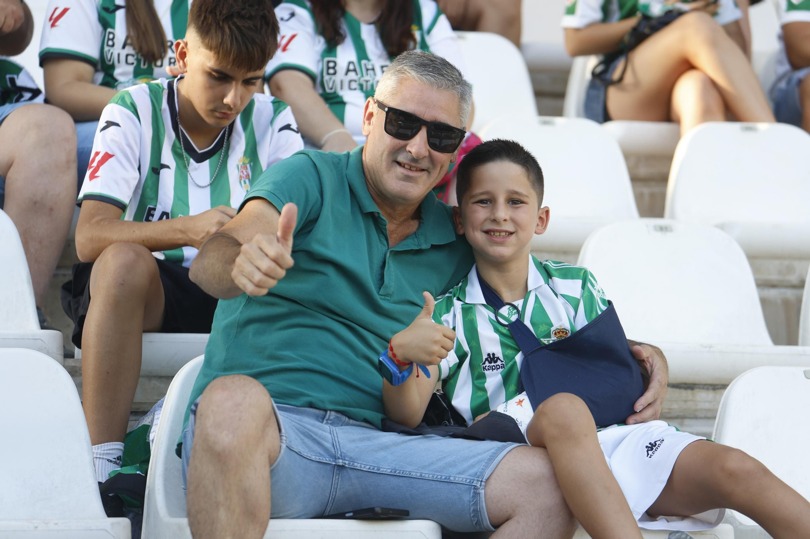 Las mejores fotos del ambiente en El Arcángel para el Córdoba CF - Real Betis