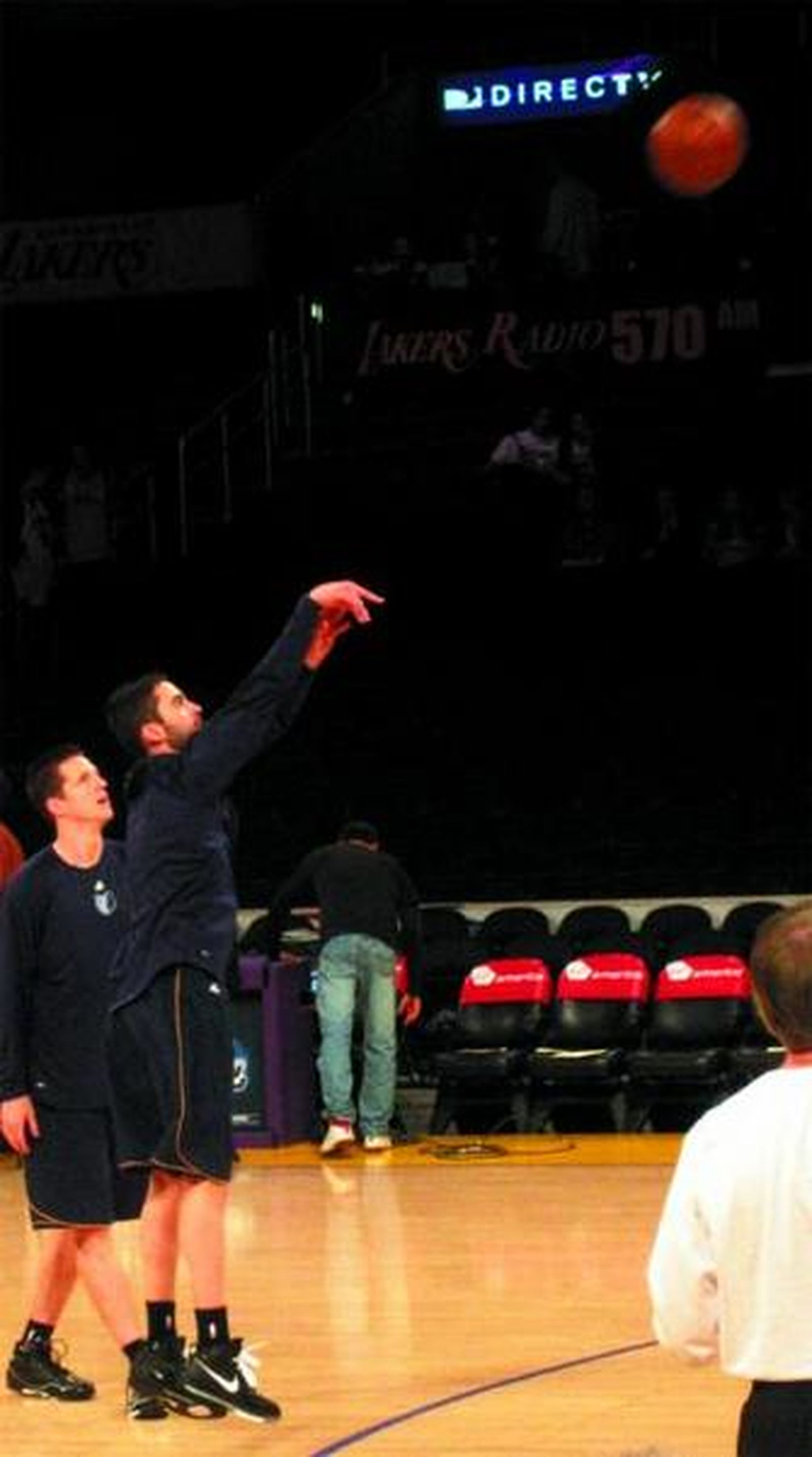 Navarro lanza un triple durante un entrenamiento.