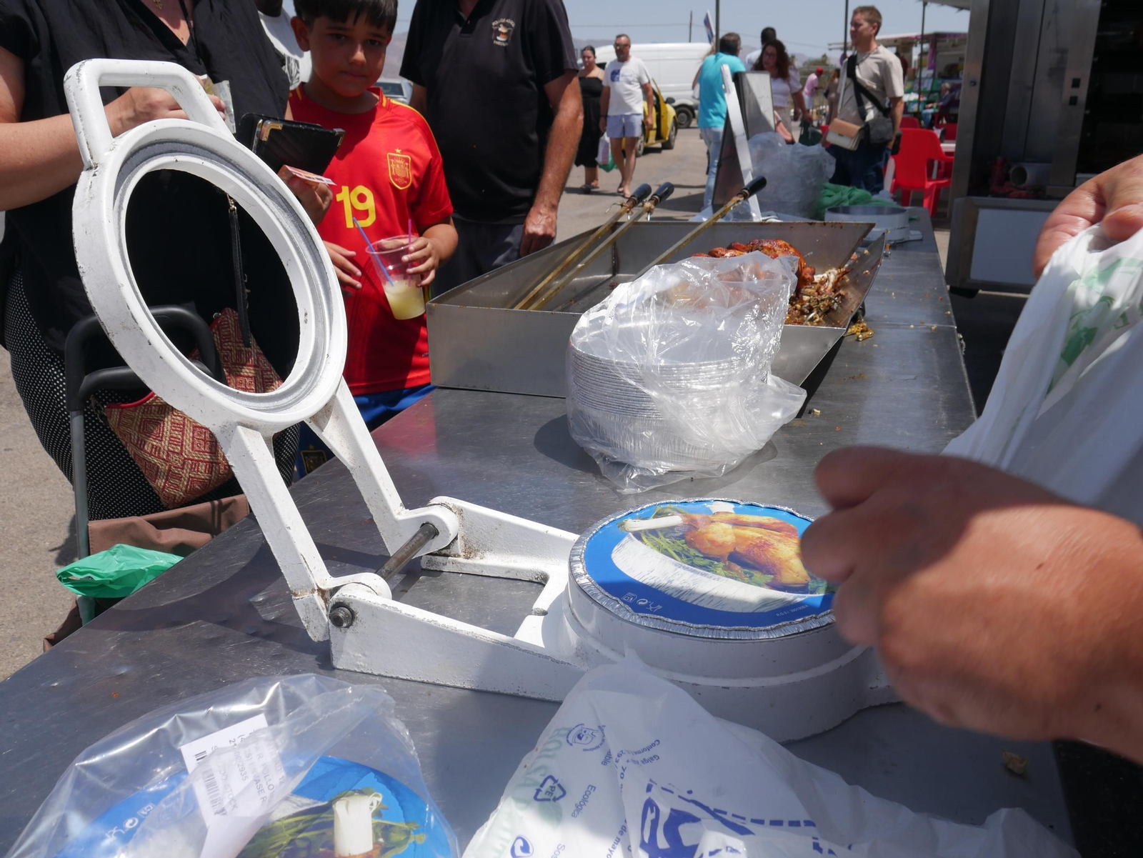 Así es la venta de pollos asados en los negocios ambulantes de Almería