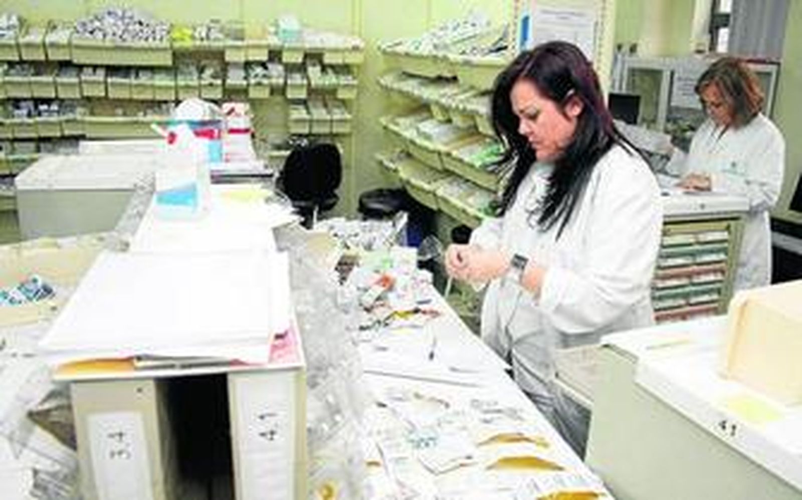 Una farmacúetica prepara dosis de medicamentos en la farmacia del Juan Ramón Jiménez.