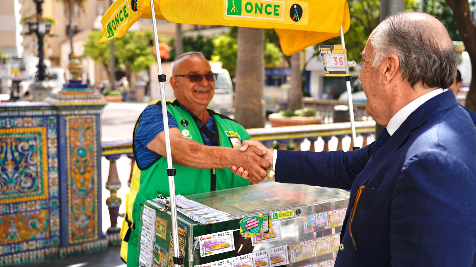 El alcalde, José Ignacio Landaluce, comprando unos cupones justo tras el acto de presentación en la Iglesia de la Palma.