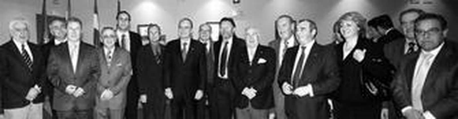 Francisco de la Torre, en el centro de la imagen, acompañado de algunos de los concejales y gerentes de Urbanismo de los últimos 25 años.