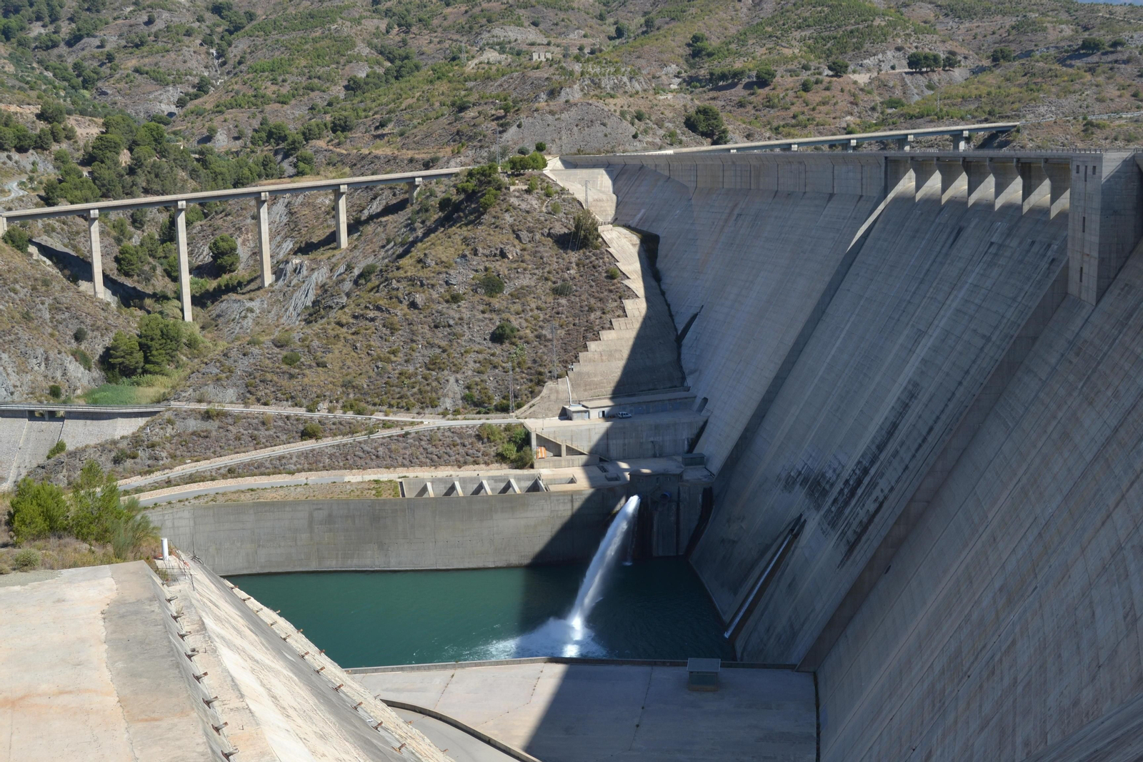 Imagen de archivo de la Presa de Rules evacuando agua
