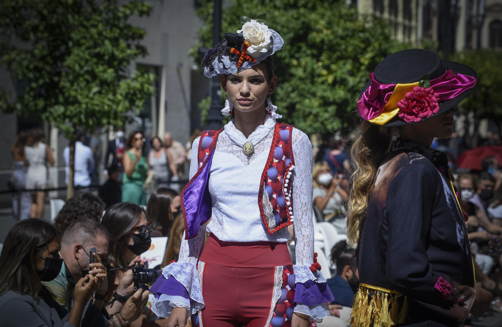 El desfile de moda flamenca de la Avenida de la Constitución, en imágenes