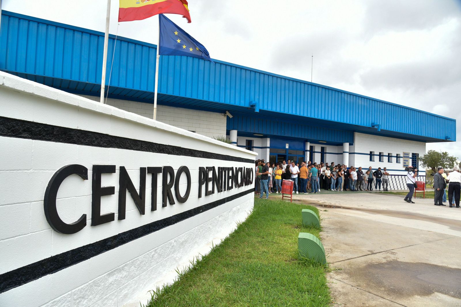 Trabajadores a las puertas de Botafuegos durante una concentración.