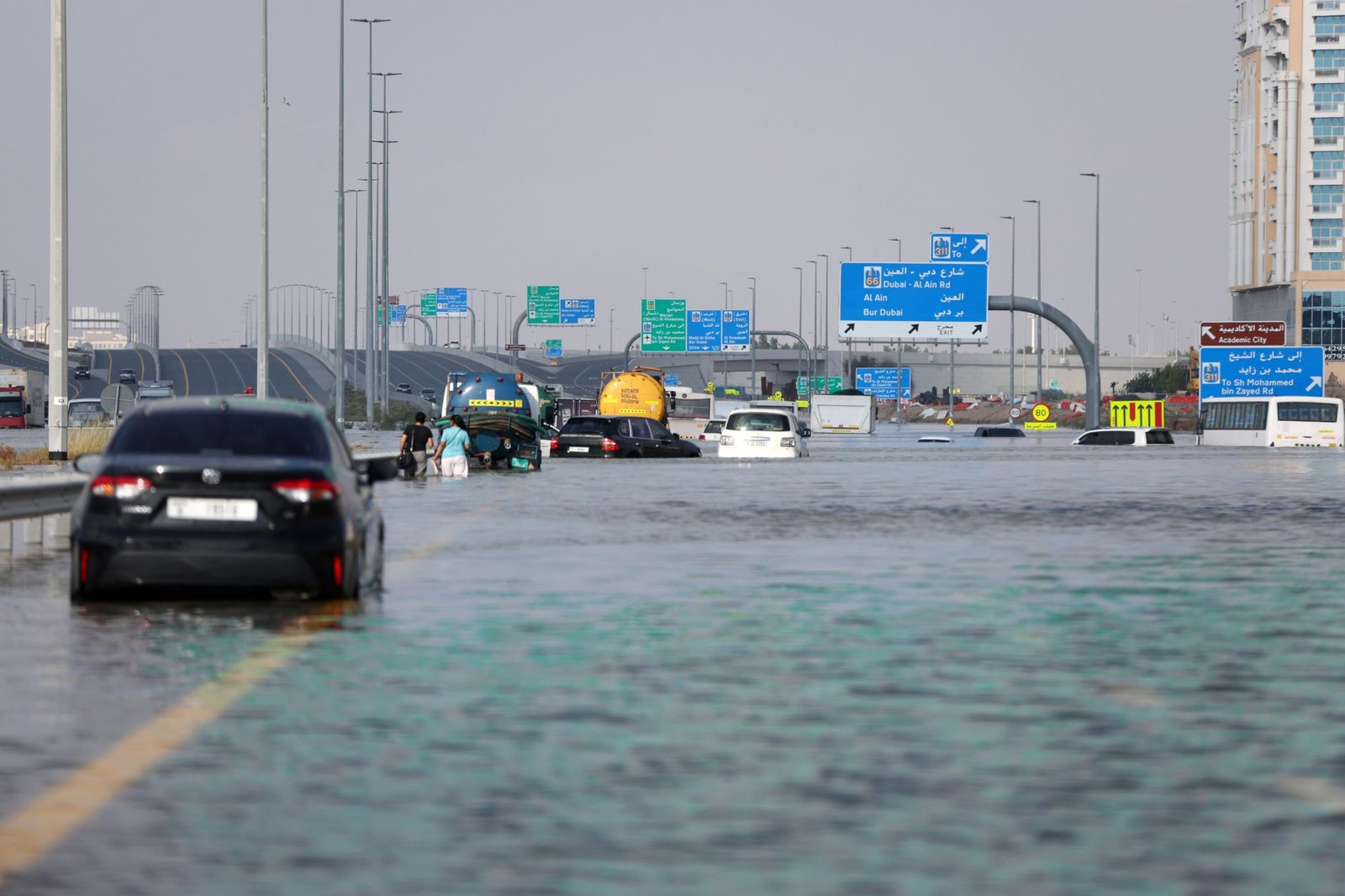 Las terribles y devastadoras lluvias en Emiratos Árabes Unidos
