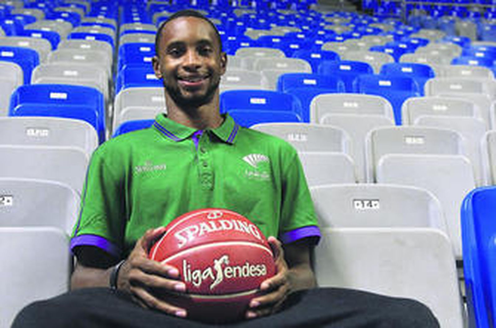 Kyle Fogg posa en las gradas del Martín Carpena.