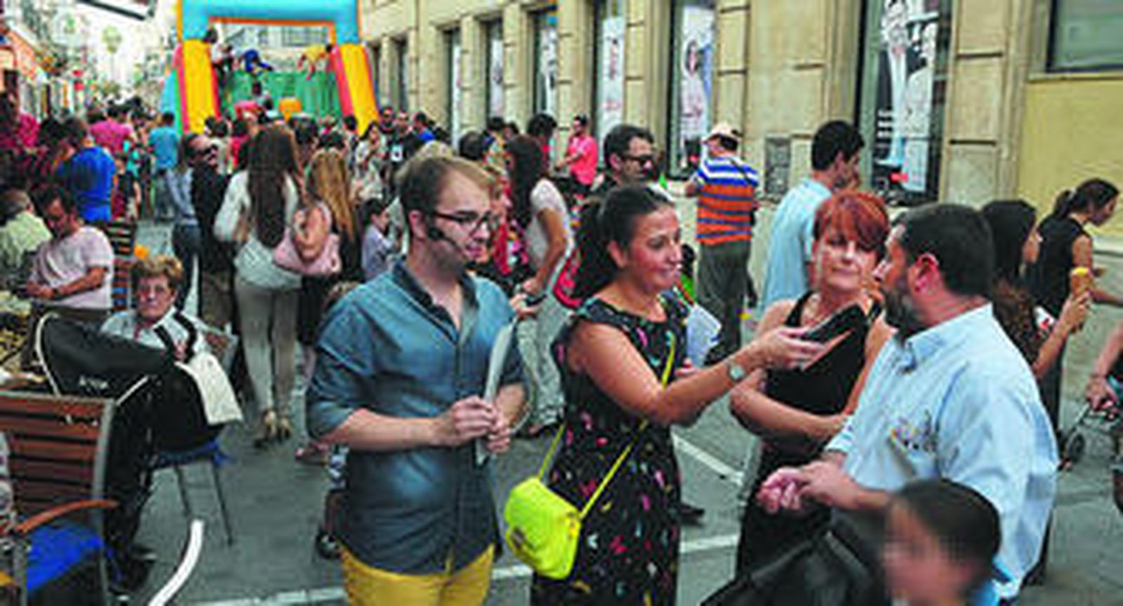 Los presentadores del acto, entrevistando al alcalde en la calle Luna.