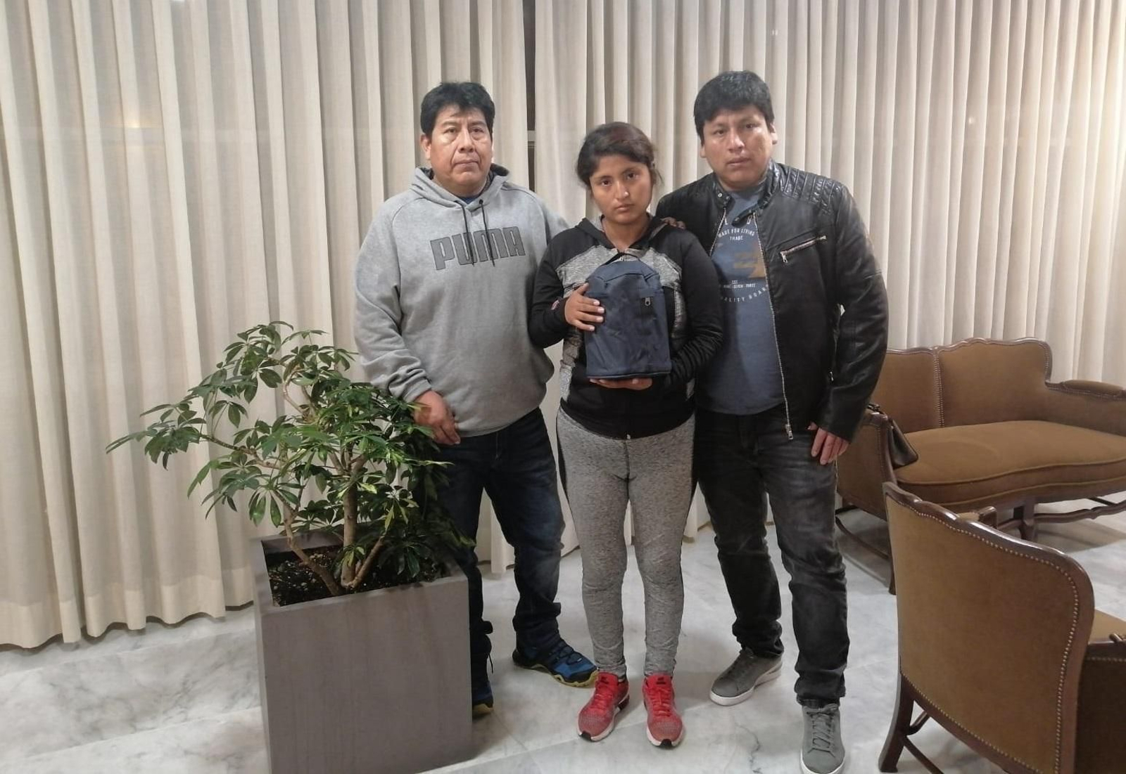 Los familiares de Óscar Maquera, con las cenizas del fallecido.