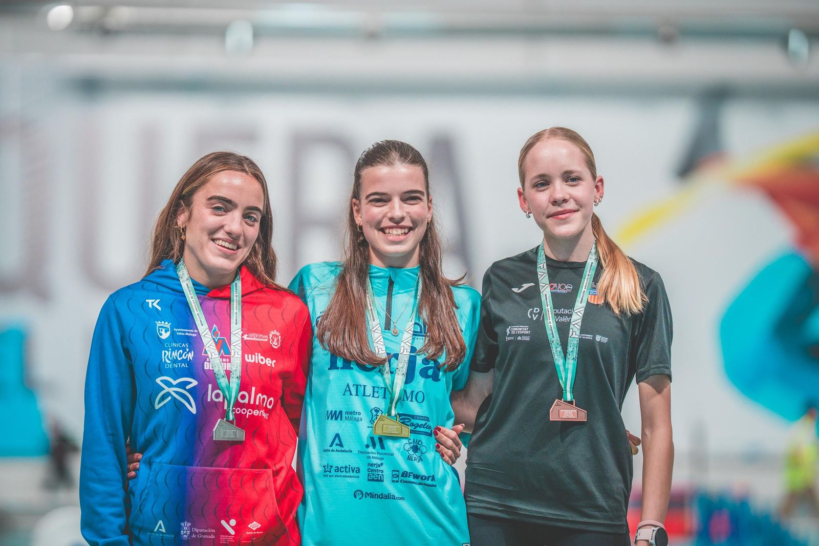 Podio de la prueba de los 1500 metros con Daniela Sierra en el centro tras proclamarse campeona de Andalucía.