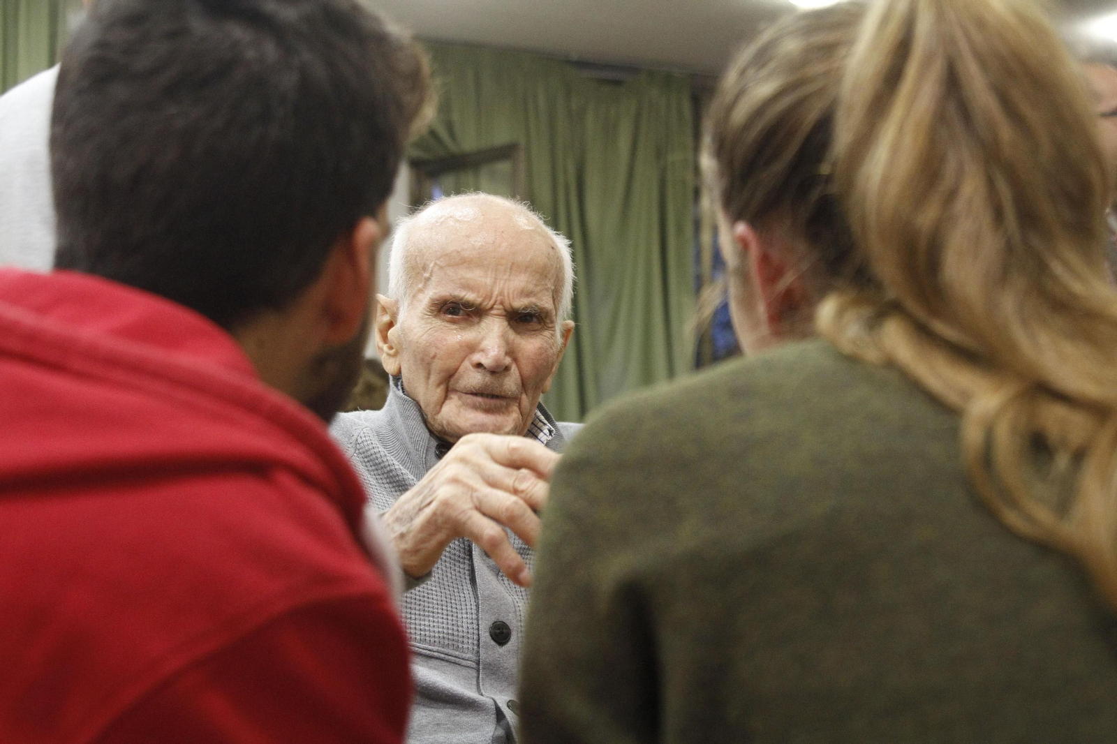Un mayor conversa con dos miembros del programa 'Adopta un abuelo'.