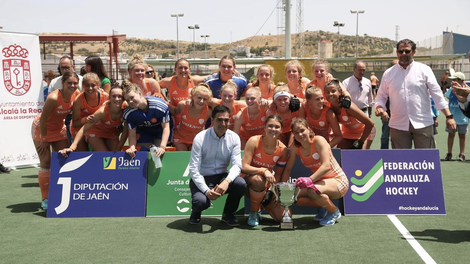 Países Bajos levantó también el título femenino. Países Bajos levantó también el título femenino.