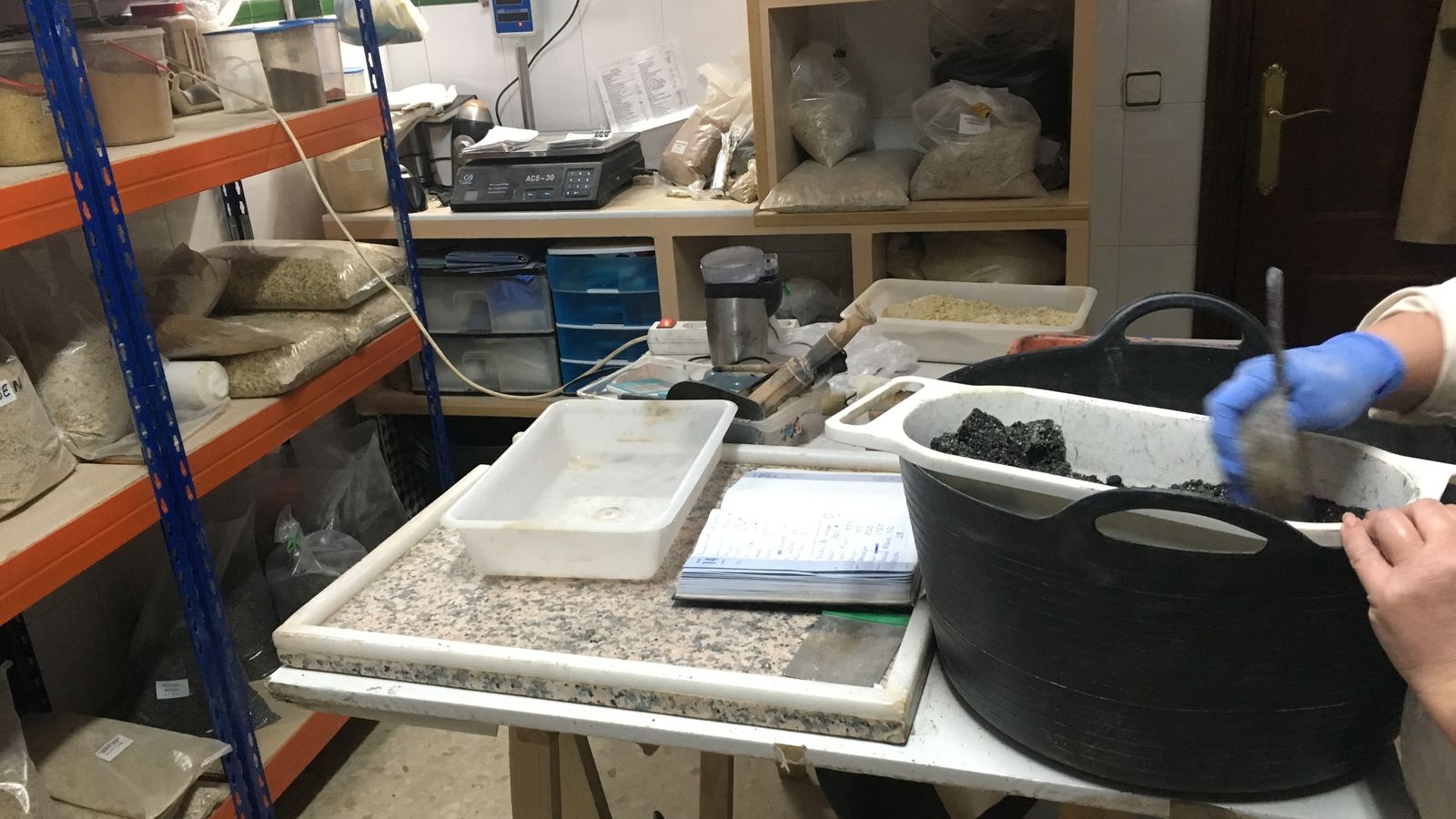 María Dolores mezcla el incienso que suministrará a una de las hermandades de Sevilla