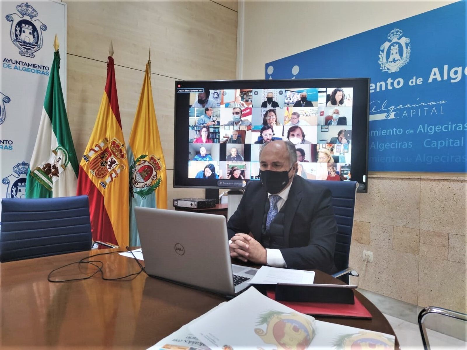 El alcalde, José Ignacio Landaluce, con el resto de la Corporación en la pantalla posterior en el pleno telemático del mes de noviembre