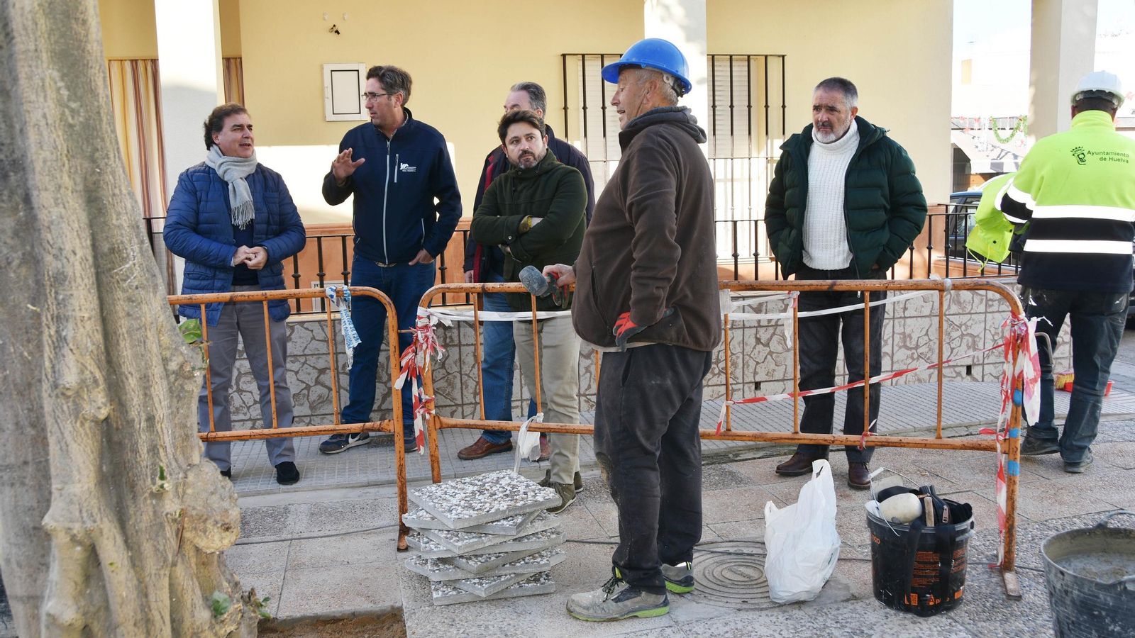 El alcalde junto a los concejales, genre te la empresa constructora y los trabajadores de la obra.