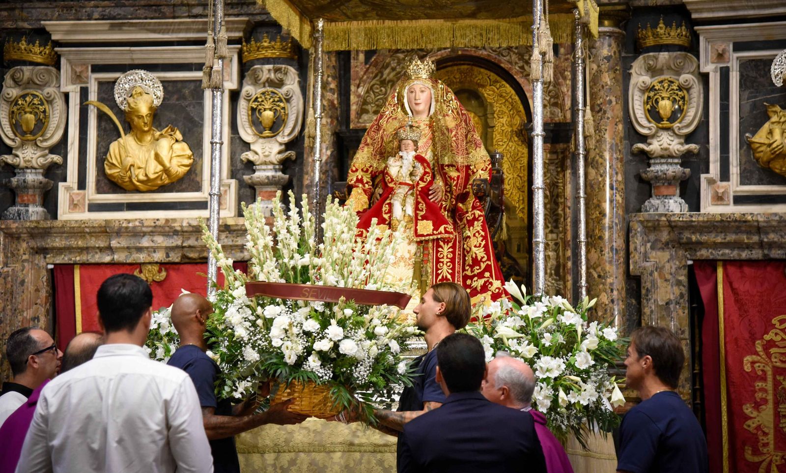 Ofrenda floral del Sevilla a la Virgen de los Reyes