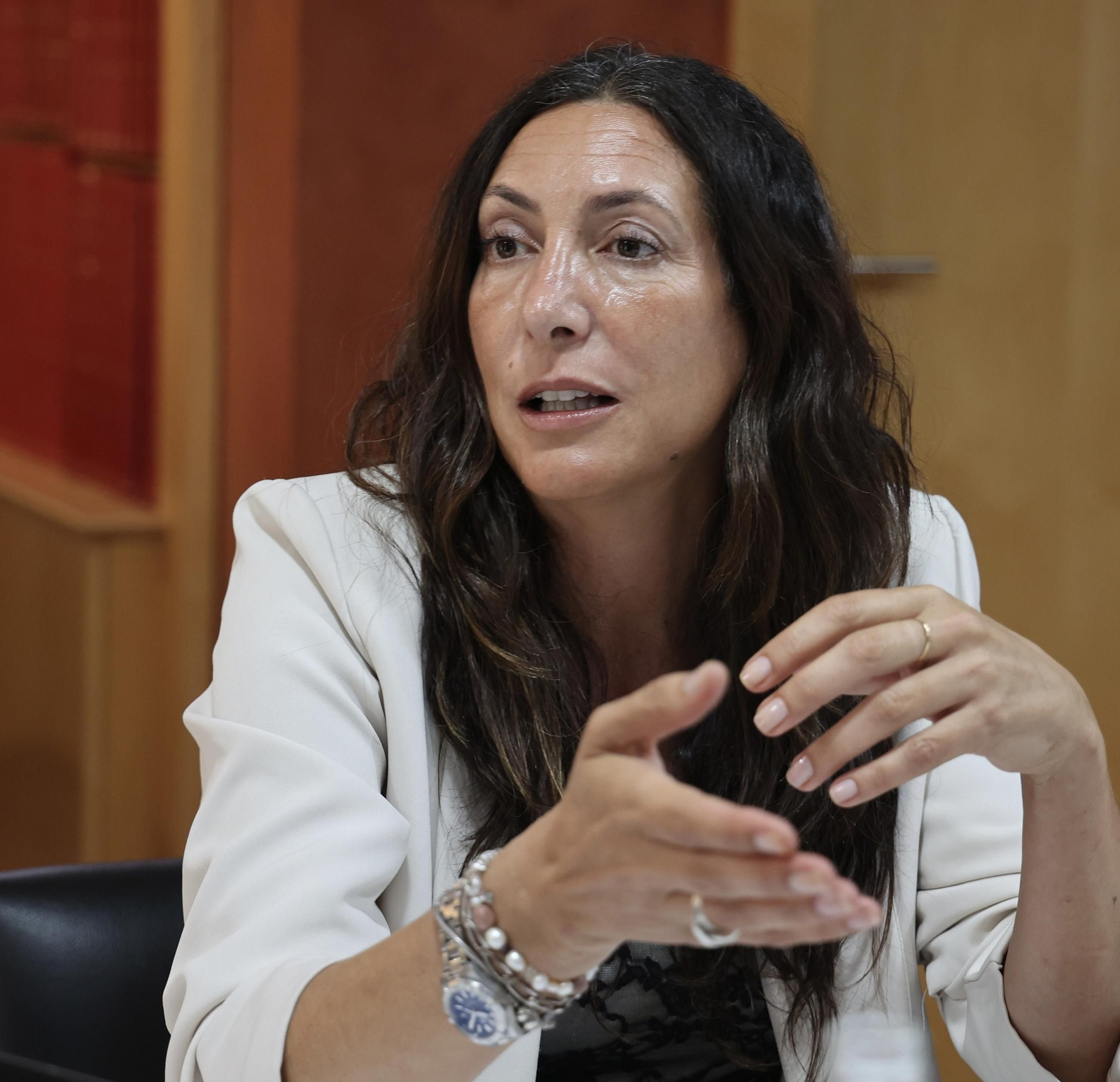 “No es solo una cuestión técnica, es ética: hablamos de cuidar a quienes nos lo han dado todo” Loles López, consejera de Inclusión social, Juventud, Familias e Igualdad de la Junta de Andalucía “No es solo una cuestión técnica, es ética: hablamos de cuidar a quienes nos lo han dado todo” Loles López, consejera de Inclusión social, Juventud, Familias e Igualdad de la Junta de Andalucía
