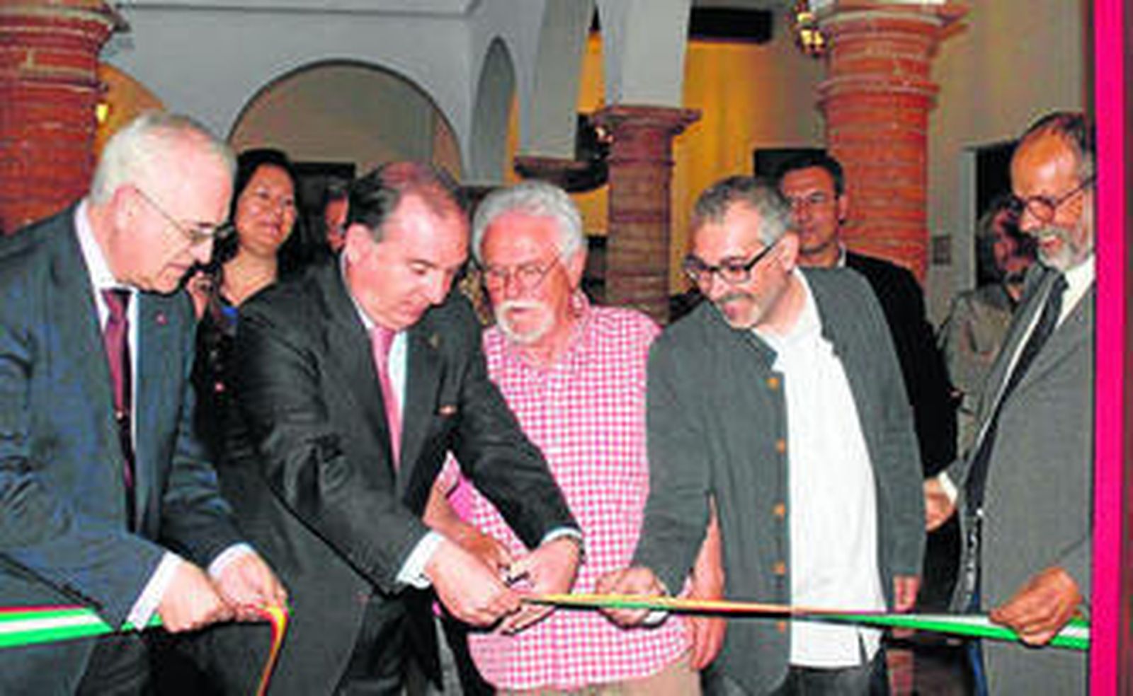 El alcalde corta, ayer, la cinta durante la inauguración.