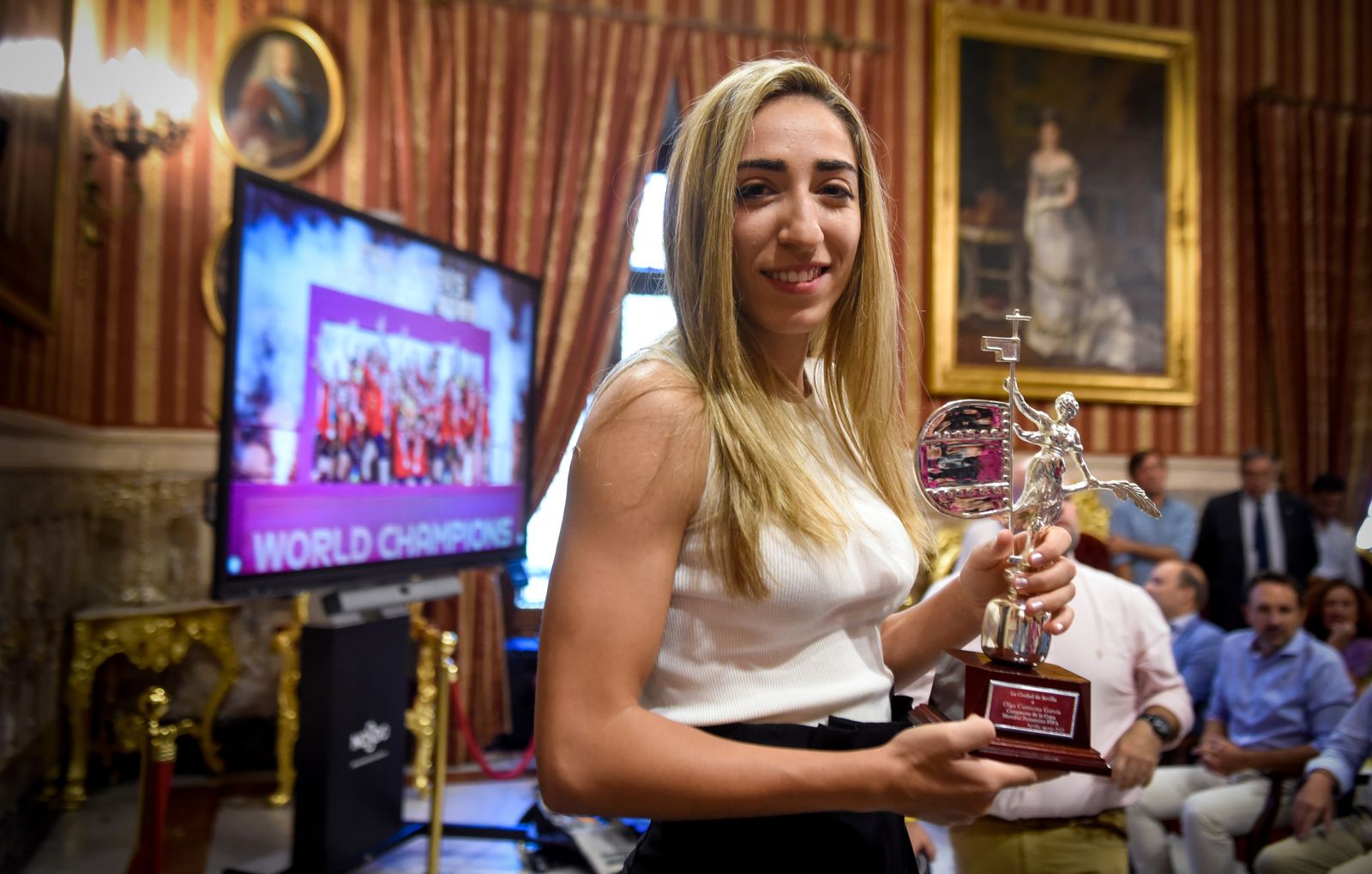 El alcalde recibe a Olga Carmona