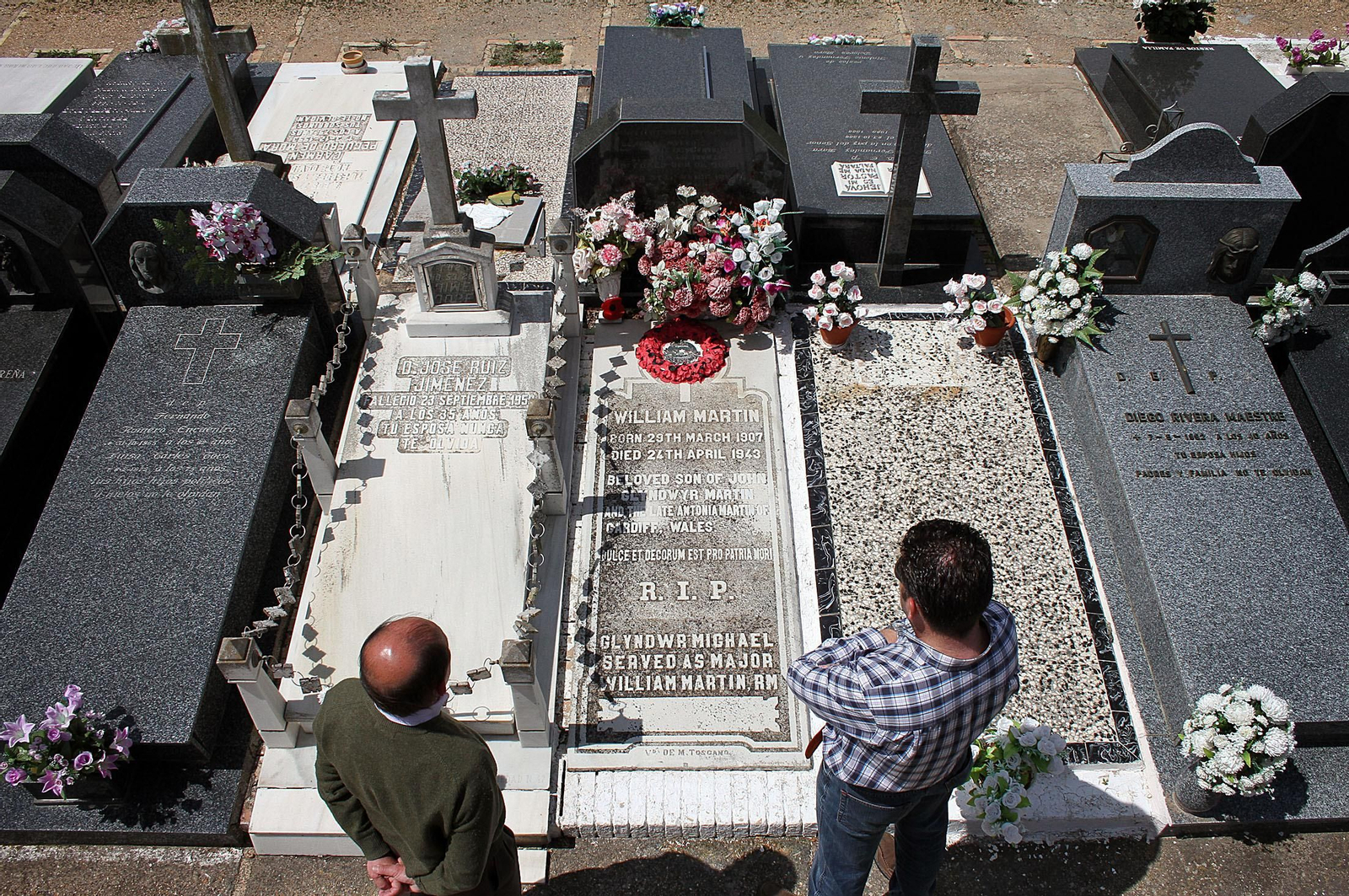Los investigadores Jesús Copeiro y Enrique Nielsen, ante la tumba de William Martin en el cementerio de La Soledad. Abajo, escena de la película de 1956.