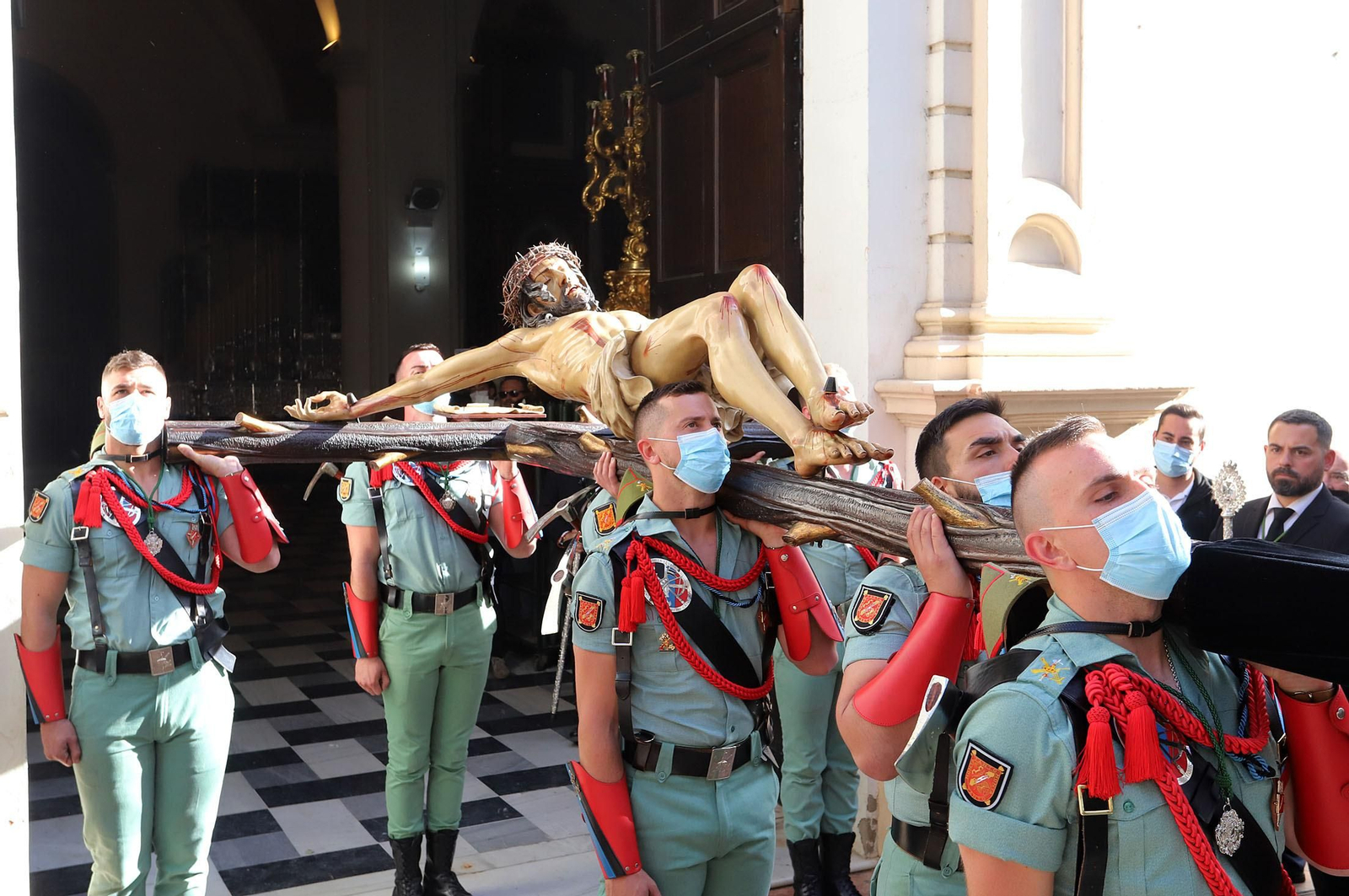 La Legión acompaña al Cristo de la Vera+Cruz en su procesión por Huelva, en imágenes