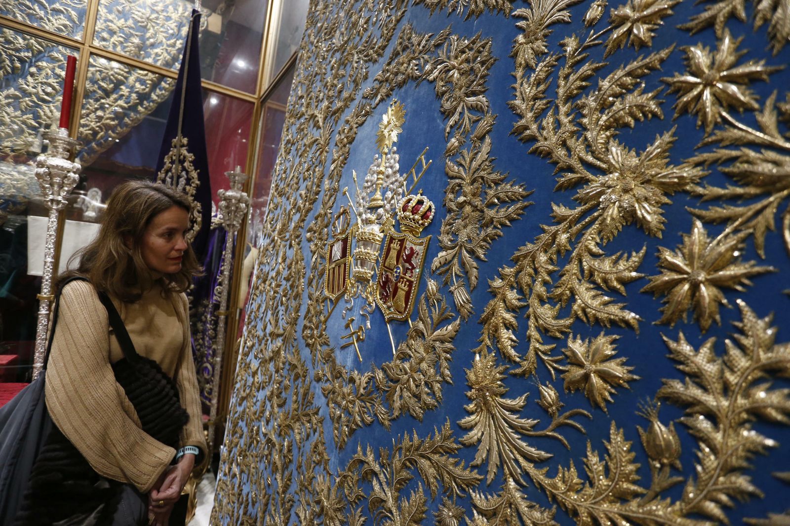 Pasión recupera el esplendor del techo de palio de la Virgen de la Merced tras más de ocho meses de restauración
