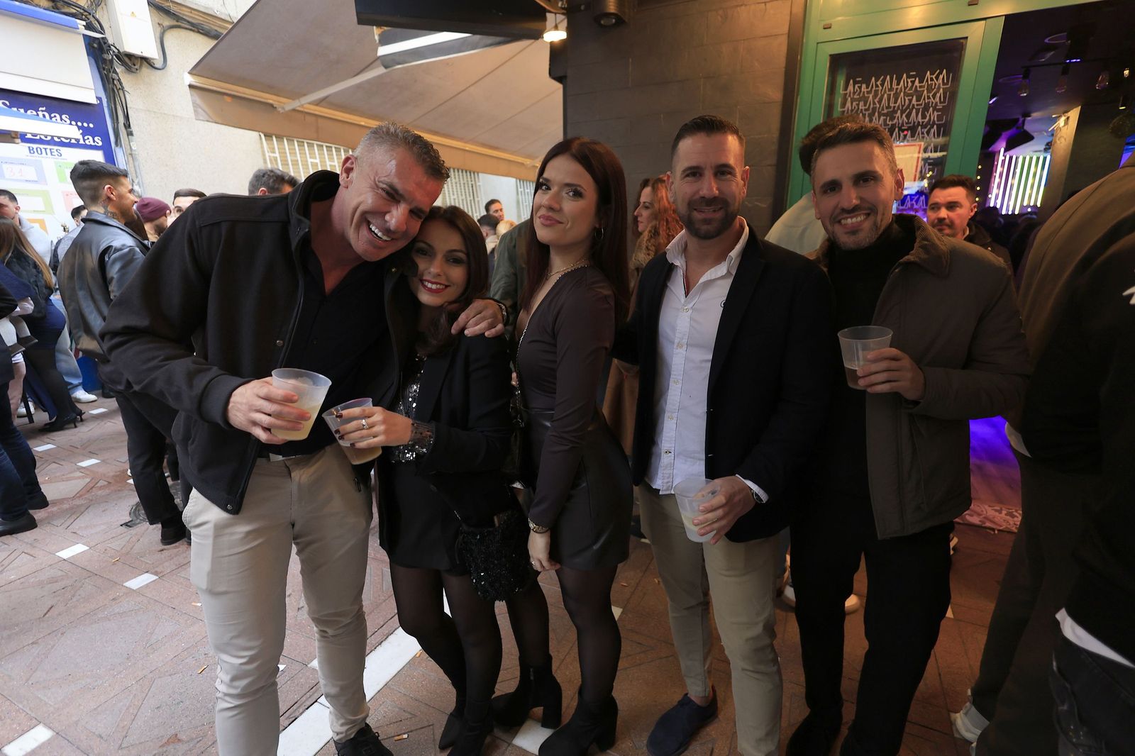 Búscate en las fotos del ambiente en el centro de La Línea antes de la Nochevieja