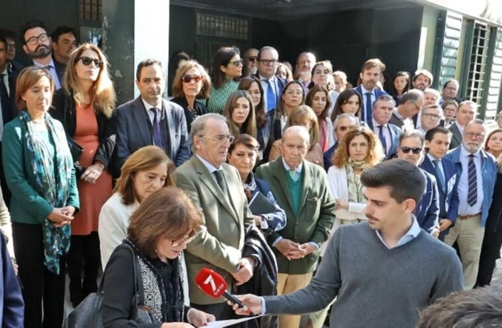 Un instante de la lectura del manifiesto del sector judicial de Jerez contra el acuerdo de PSOE y Junts. Un instante de la lectura del manifiesto del sector judicial de Jerez contra el acuerdo de PSOE y Junts.
