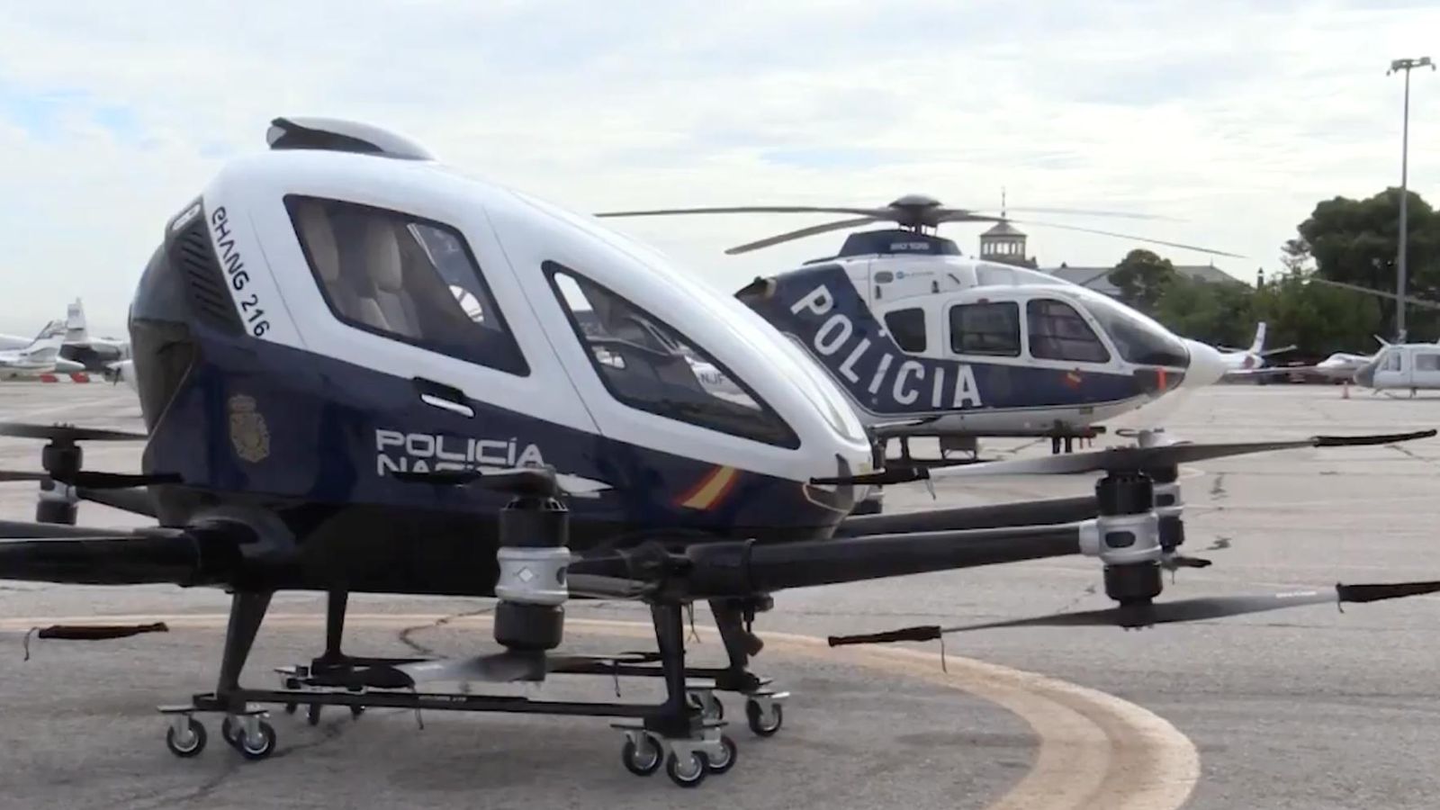 Megadrón de la Policía, junto a un helicóptero convencional